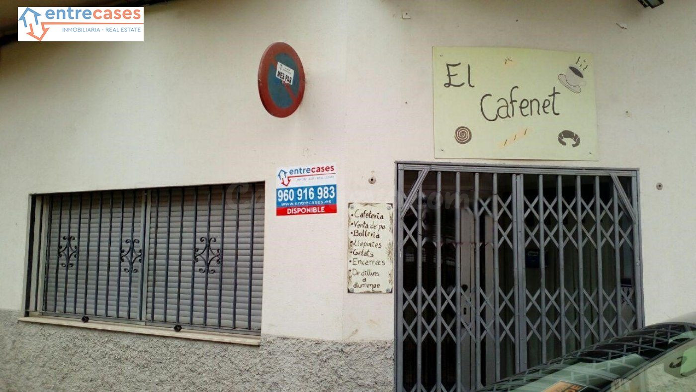 PLANTA BAJA ESQUINERA, ZONA CALLE CALVARIO, SE VENDE COMO LOCAL COMERCIAL O PLANTA BAJA.