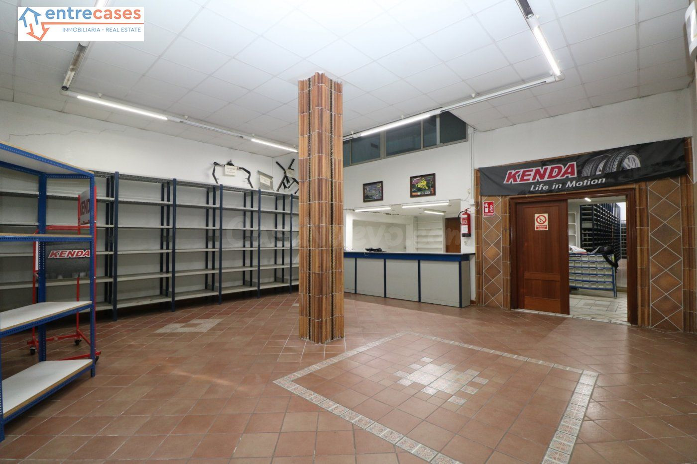 LOCAL COMERCIAL MUY ESPACIOSO PUERTA ACCESO CAMIONES