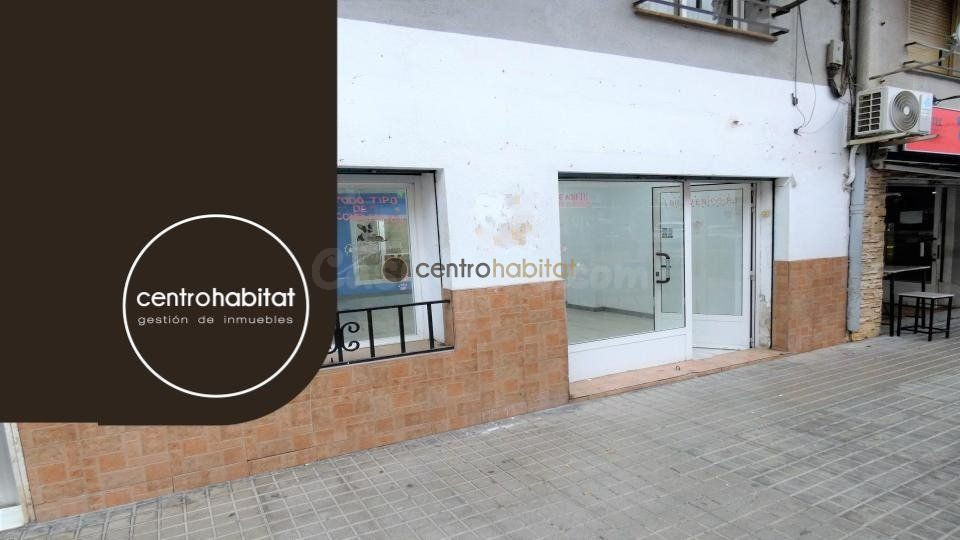 Local en Avenida de Madrid con 80 m2, solado de , escayola y varias dependencias, preparado con cerramiento exterior.