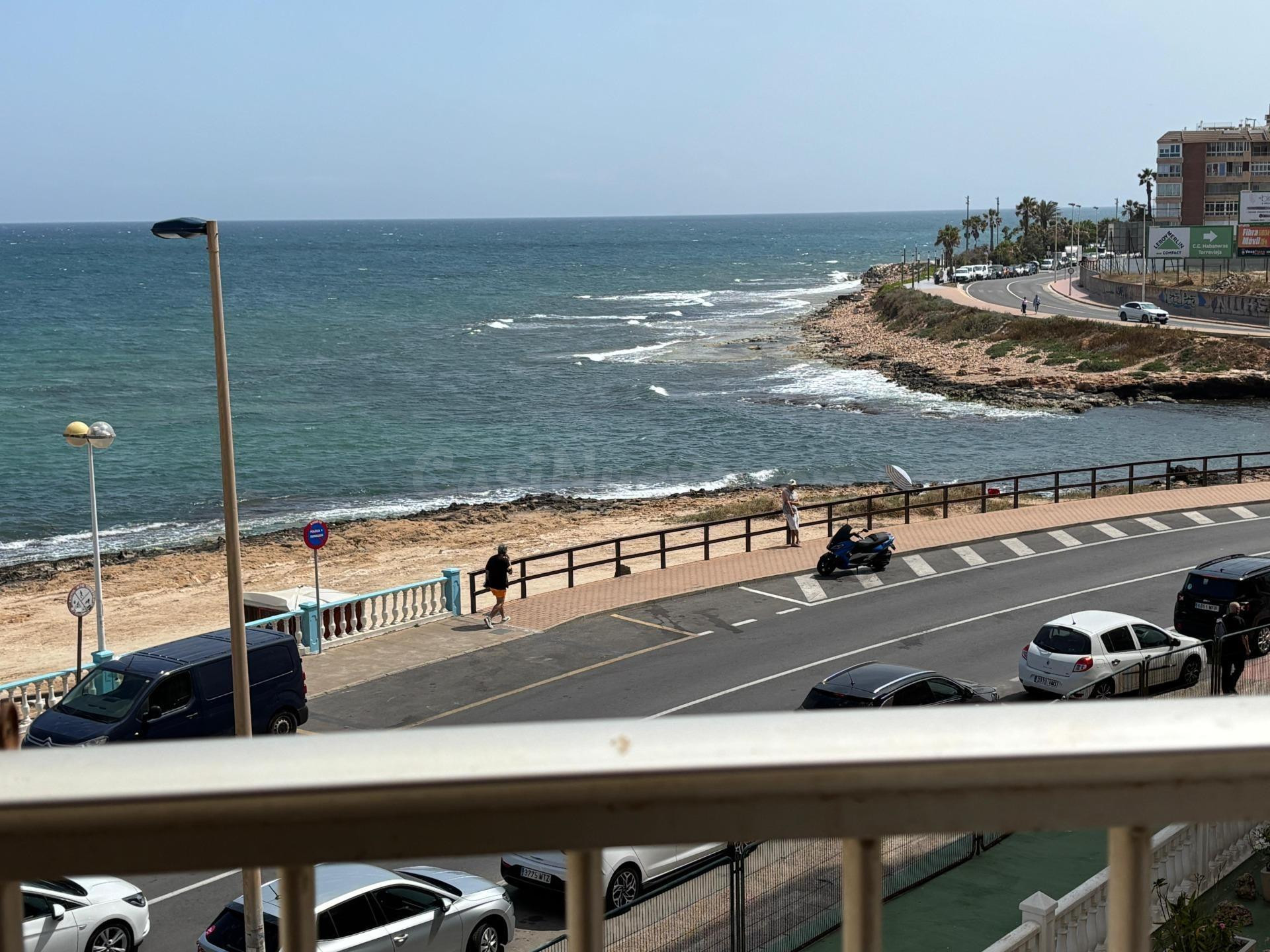 Apartamento con 3 Dormitorios y Plaza de Garaje a Solo 20 Metros de la Playa de Los Locos