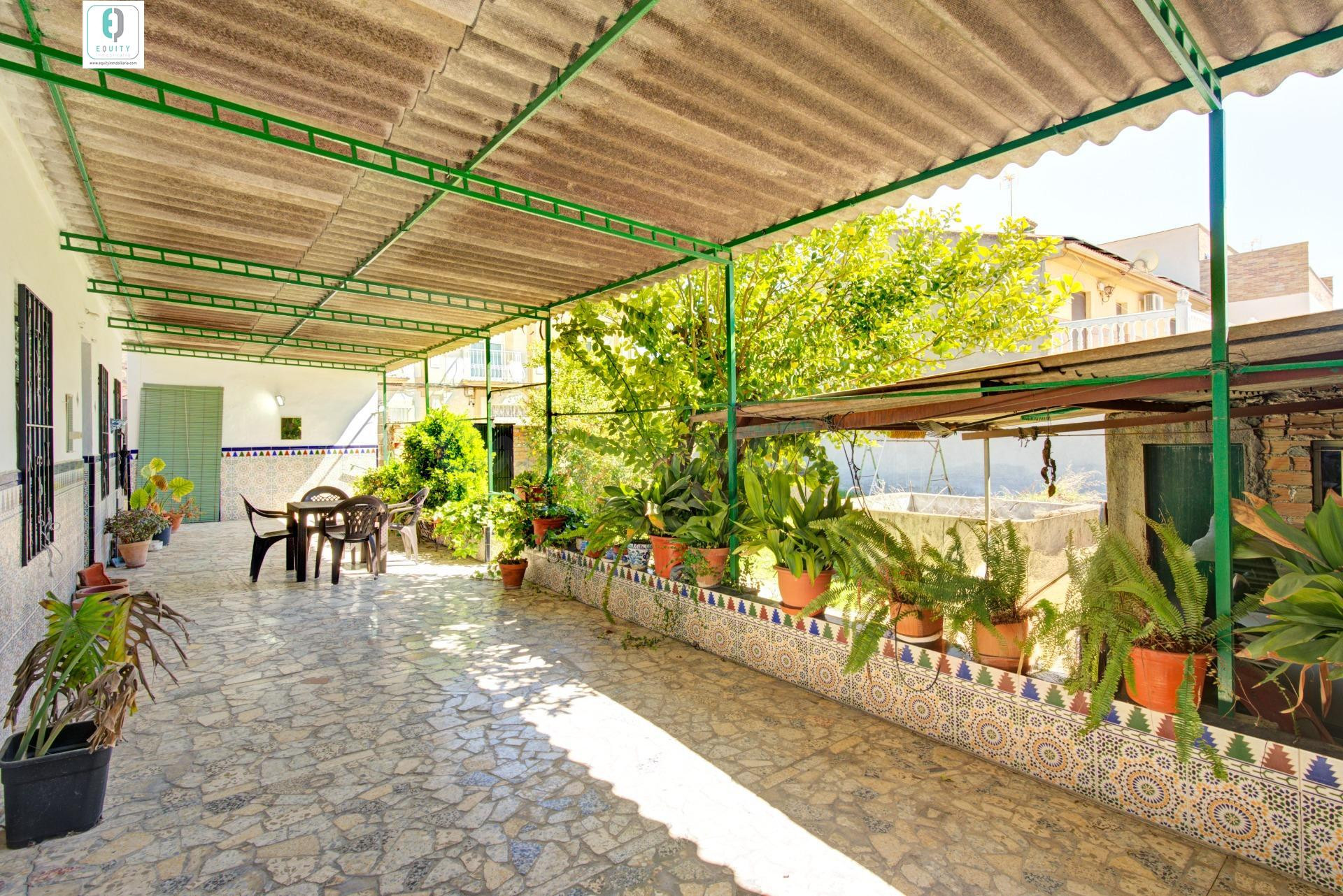 CASA CON TERRENO EN PLENO CENTRO DE ALBOLOTE