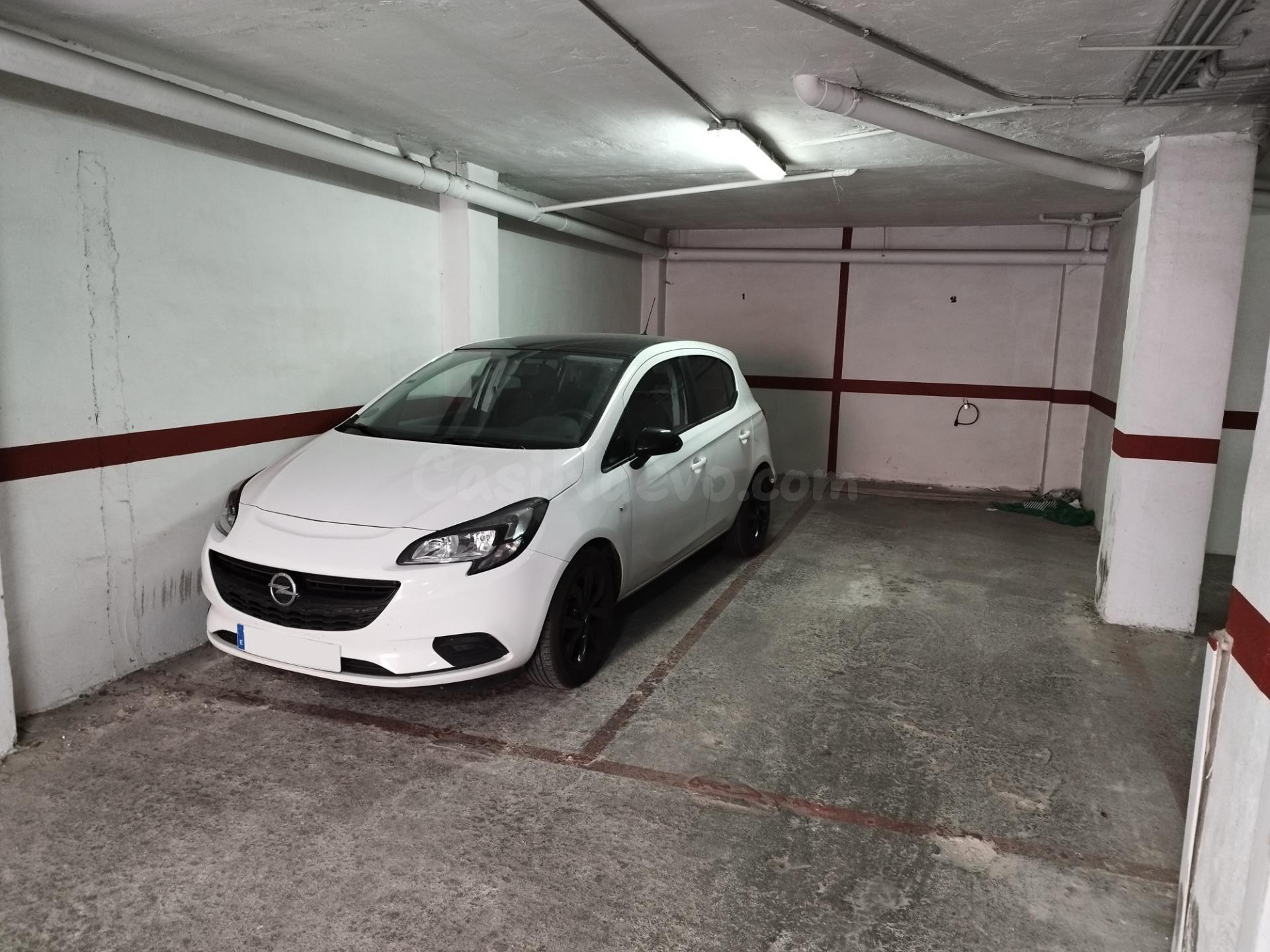 Se vende plaza de garaje para coche pequeño, cerca del paseo marítimo, en Torrevieja.