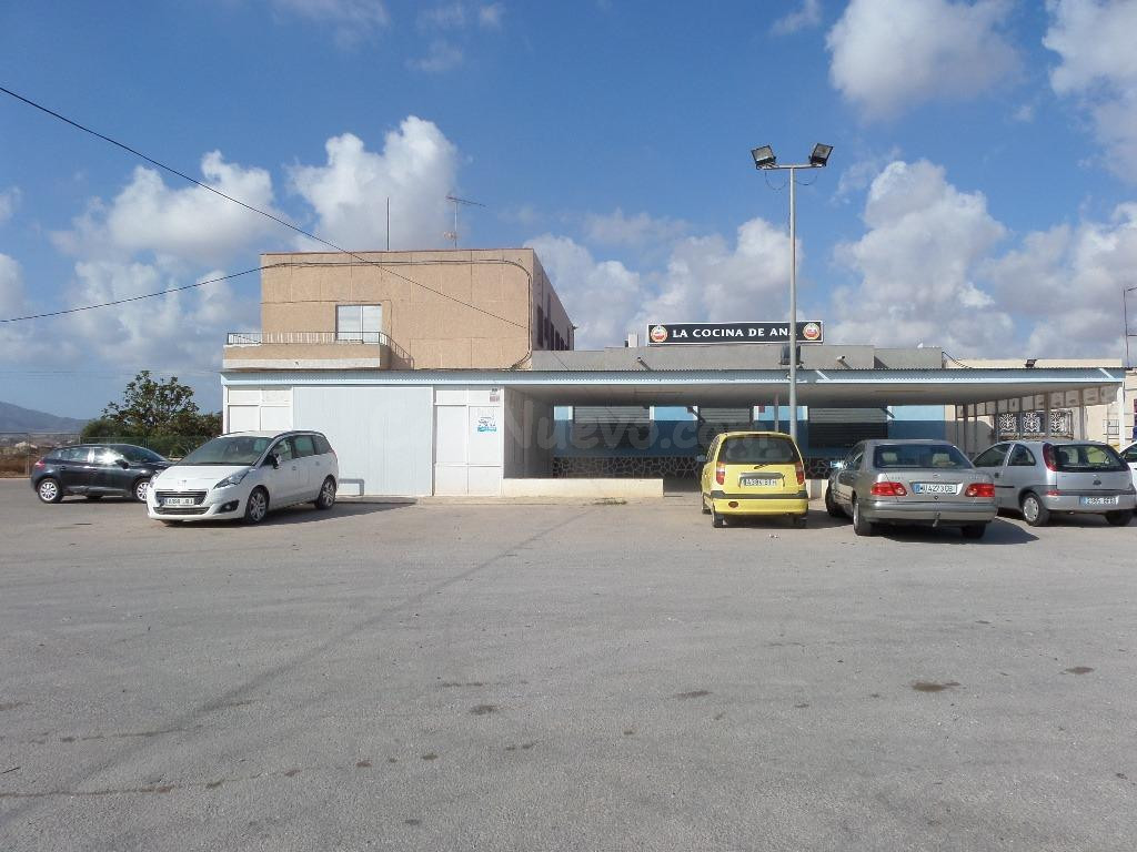 Fantástico restaurante de 370 m2, vivienda  2 plantas de 400m2 y terreno rústico de 6.912m2 LA GUIA
