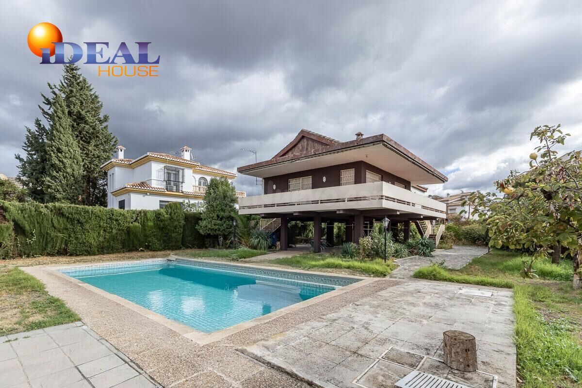 Gran casa con parcela y piscina en Cájar