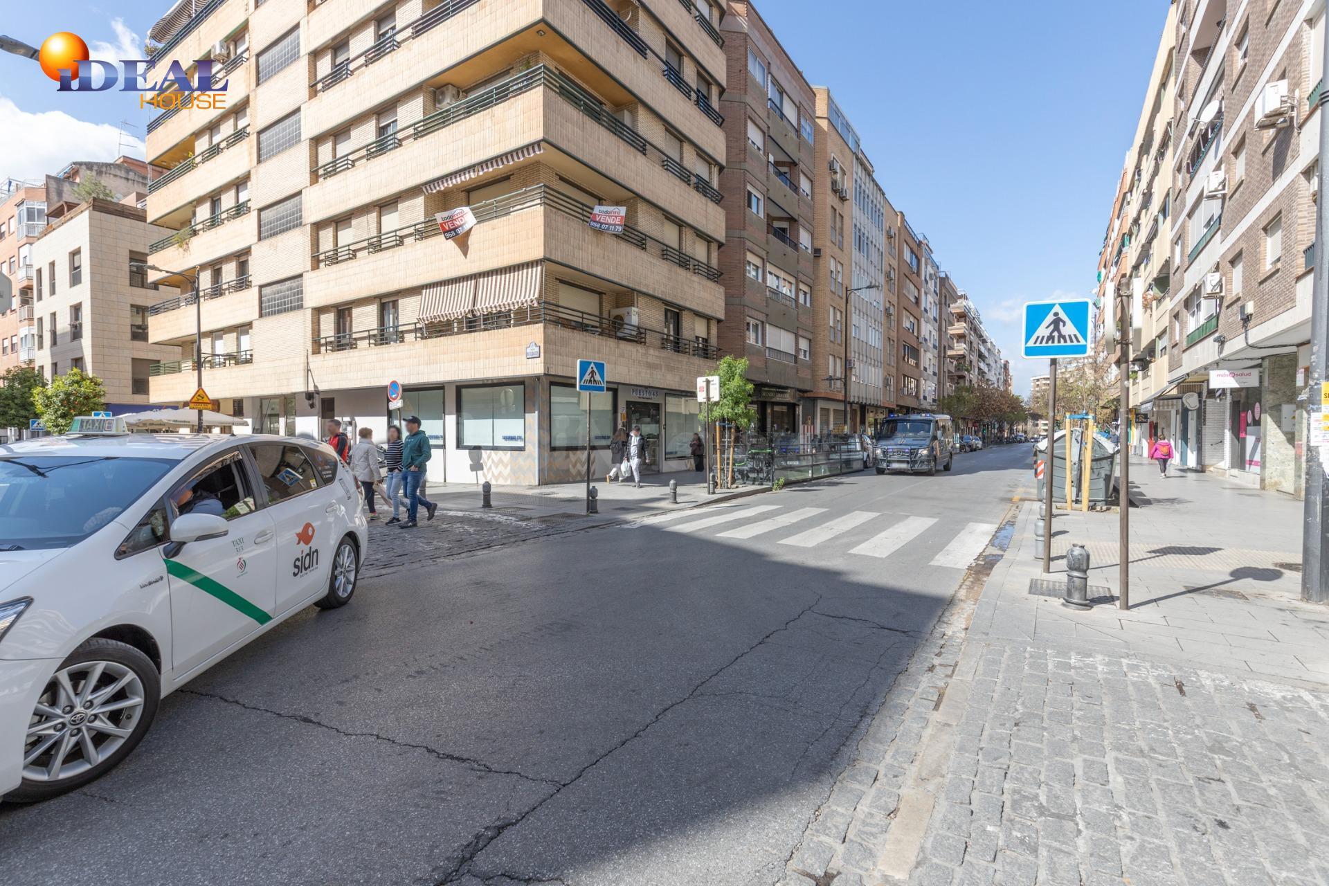 Amplio local comercial en una de las zonas más consolidadas de Granada con salida a dos calles