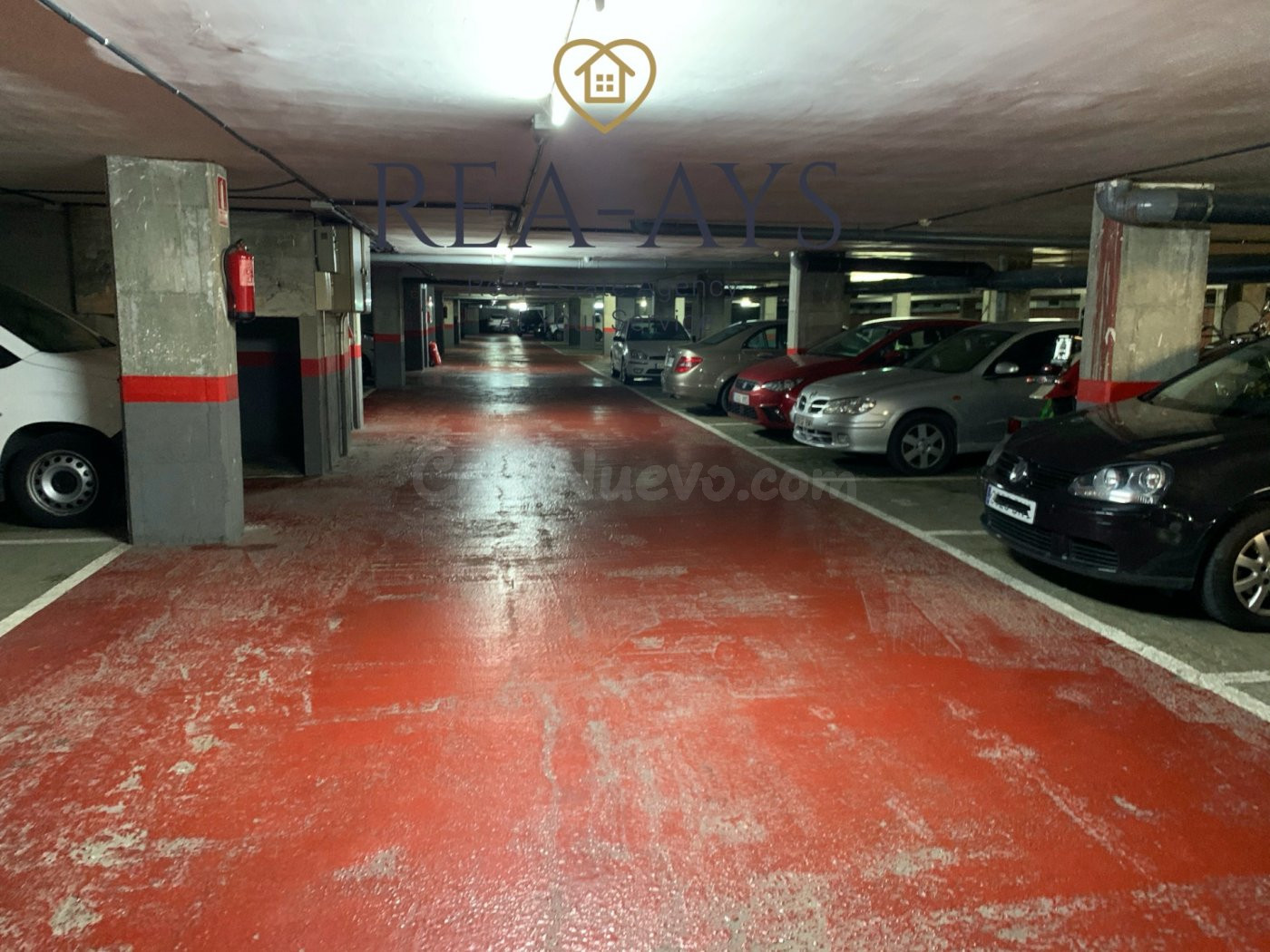 Amplia plaza de garaje para coche grande en excelente ubicación - Cornellà de Llobregat - Barcelona