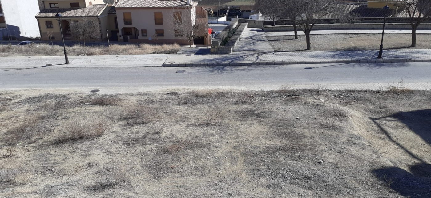 Inmejorable terreno con 2 frentes para la casa de tus sueños.