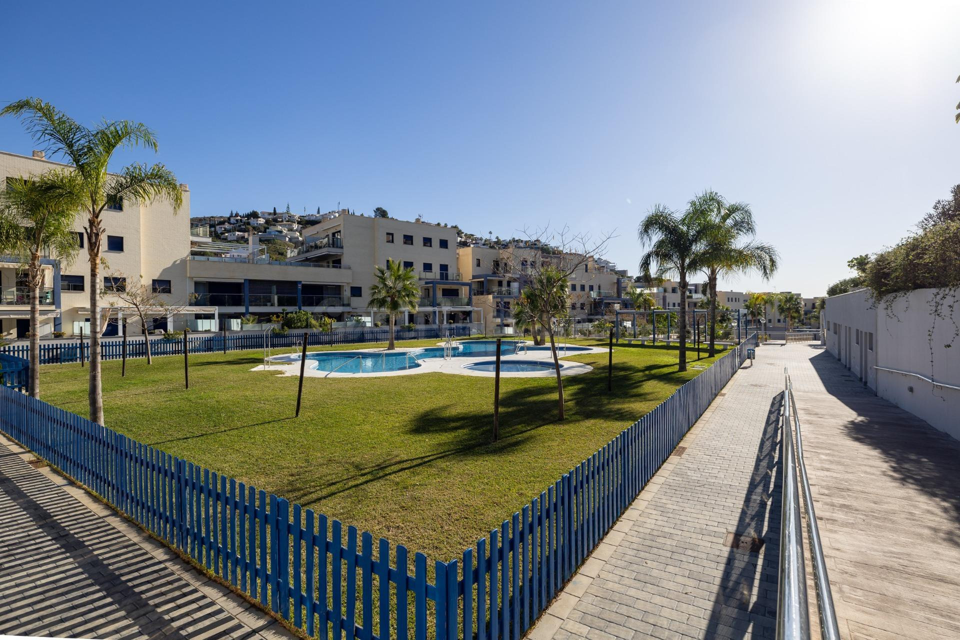 Piso 3 dormitorios y seminuevo en Urbanización Residencial  Playa Cabria. Piscina, garaje, trastero y mas...