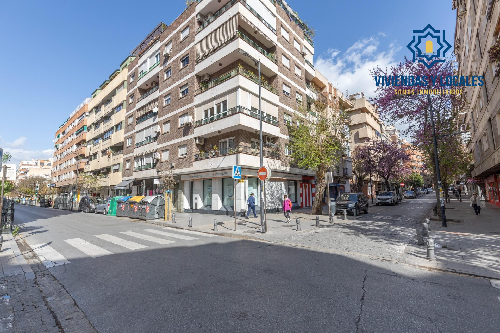 Amplio local comercial en una de las zonas más consolidadas de Granada con salida a dos calles