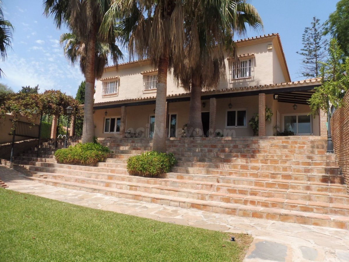 Villa de Lujo de 5 dormitorios en La Carihuela, Torremolinos