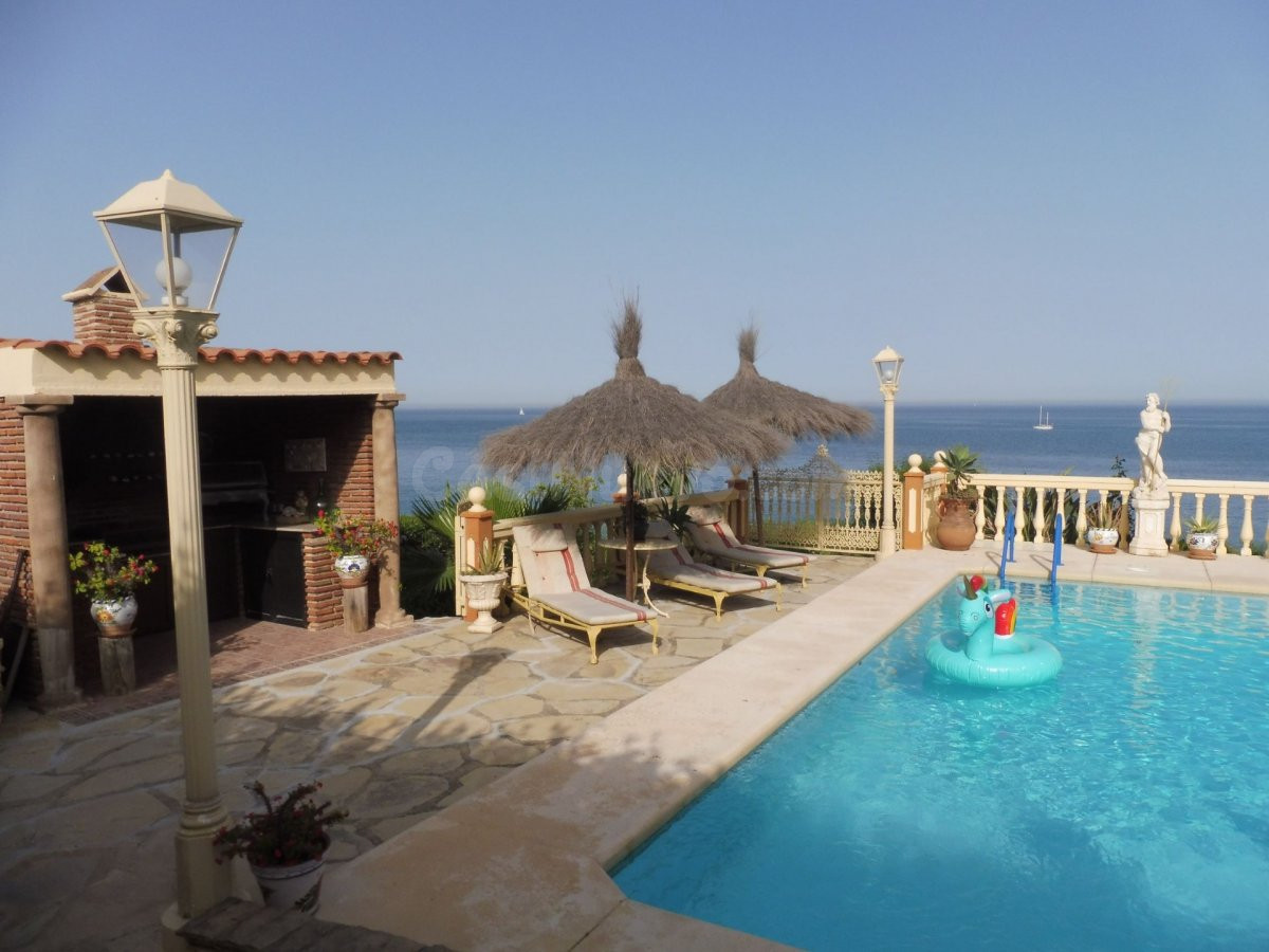 Espectacular villa en primera línea en Mijas Costa