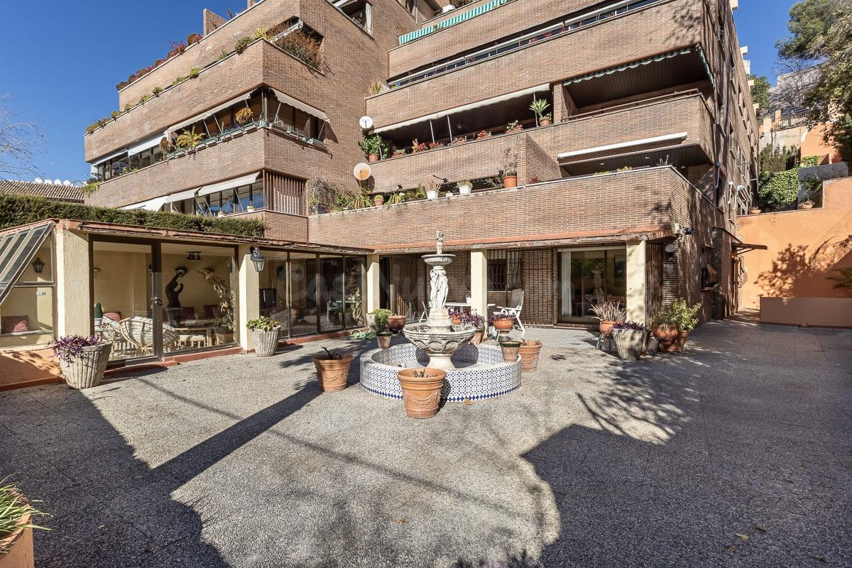 EXCLUSIVO PISO CON JARDÍN PRIVATIVO EN UNA DE LAS MEJORES URBANIZACIONES DE GRANADA