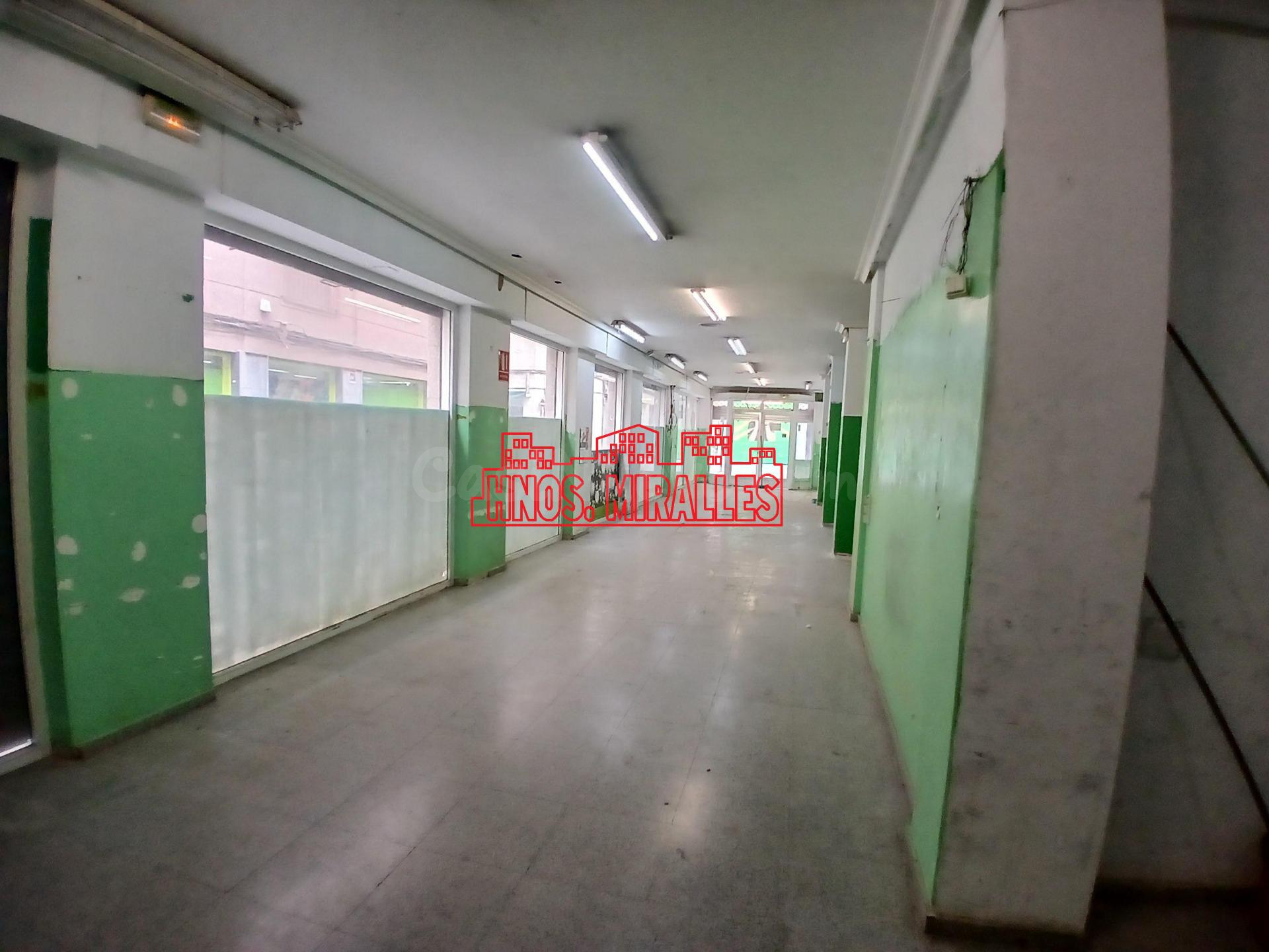 ¡¡ MAGNÍFICO LOCAL ESQUINA 148 M2 . TU NEGOCIO EN EL CENTRO DE ELCHE !!
