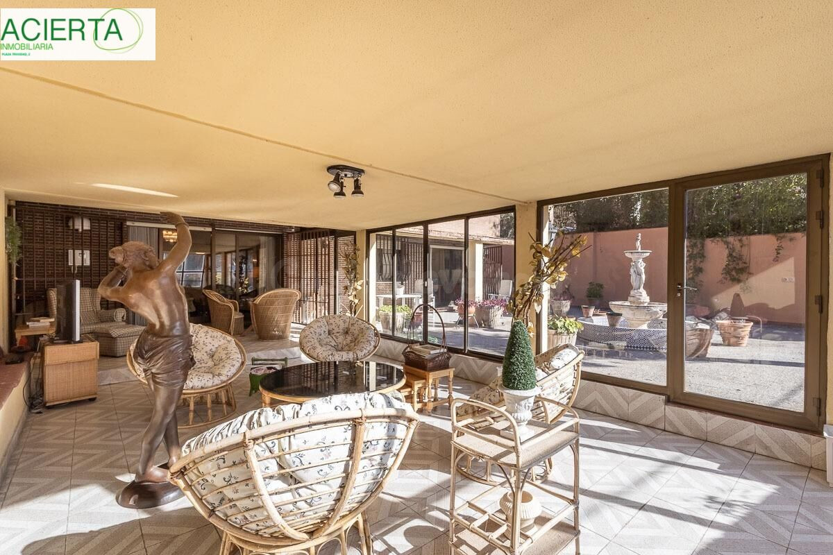 EXCLUSIVO PISO CON JARDÍN PRIVATIVO EN UNA DE LAS MEJORES URBANIZACIONES DE GRANADA