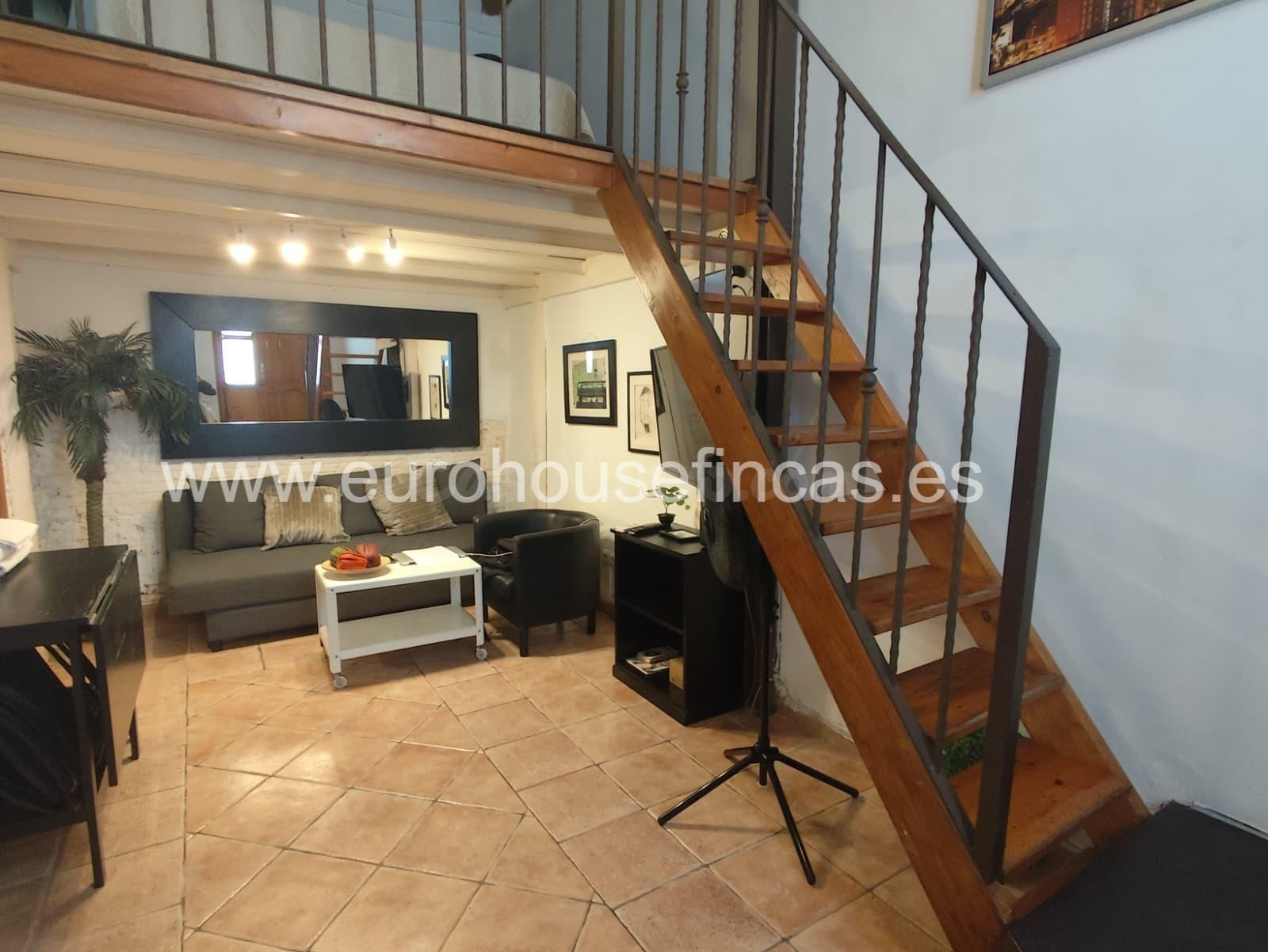 Piso reformado de una habitación con terraza en Finca antigua en Sants.