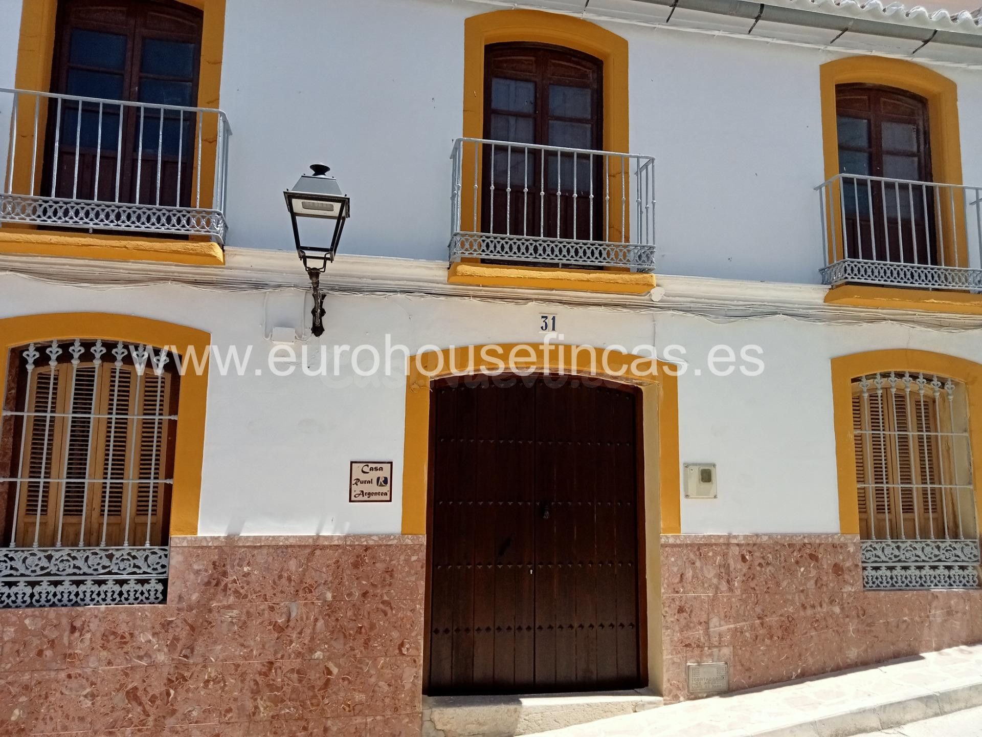 Descubre esta espectacular casa de pueblo ubicada en pleno corazón de Ardales!!!