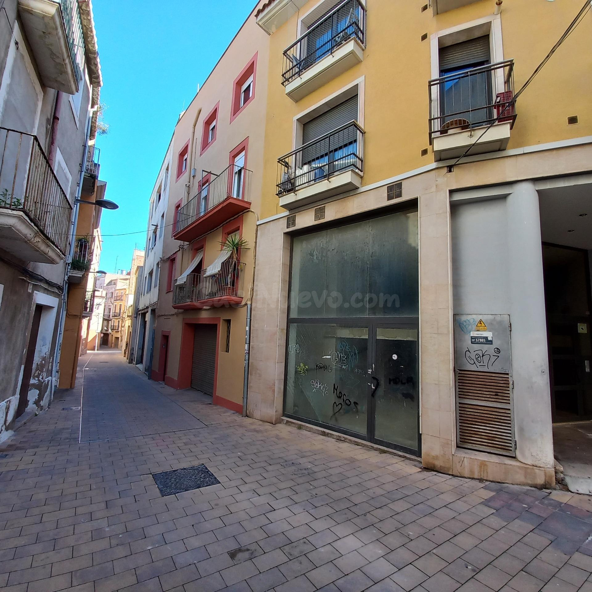 Local comercial con altillo.