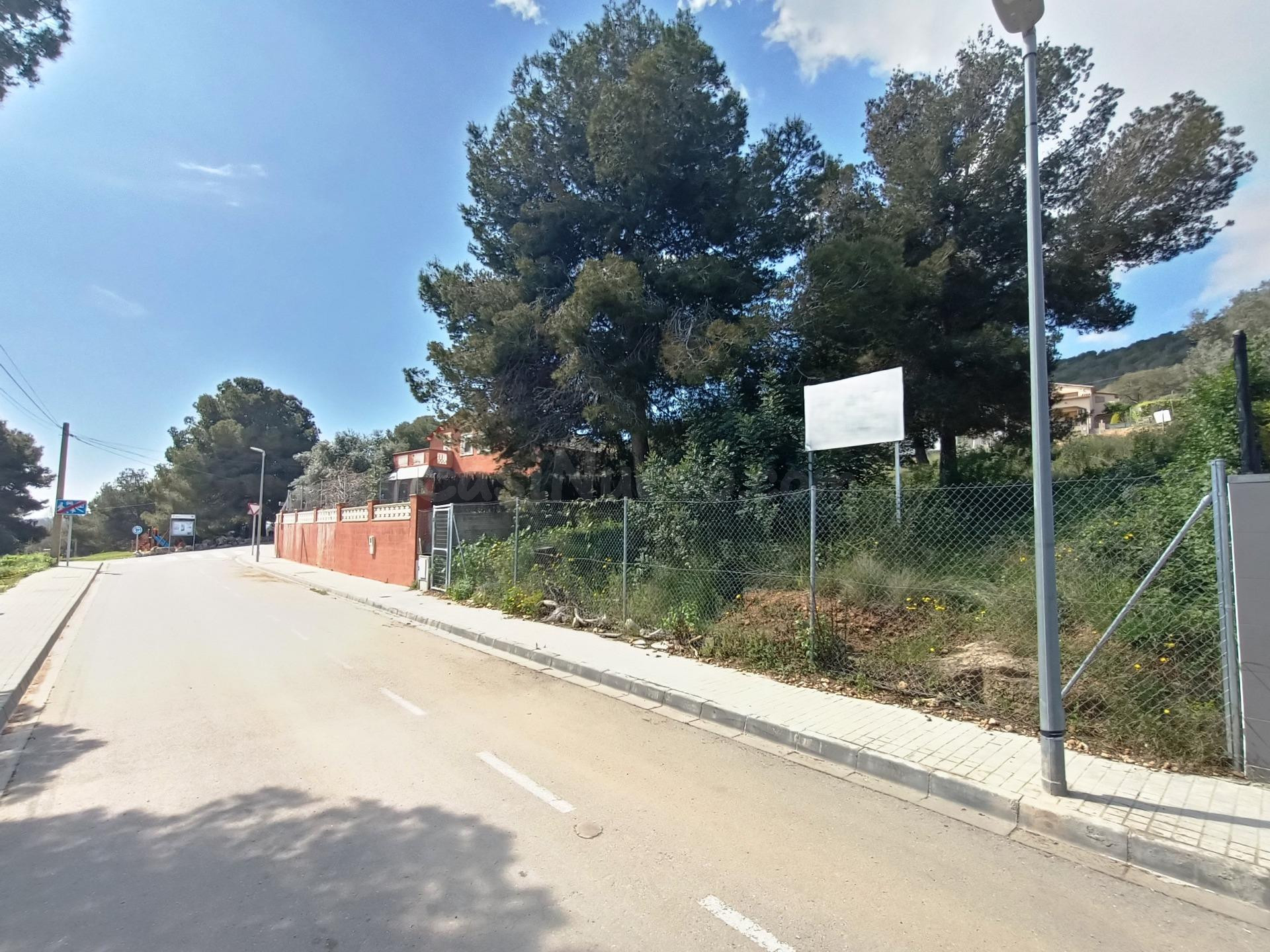 Terreno vallado en la entrada de la urbanización La Cogullada de Canyelles