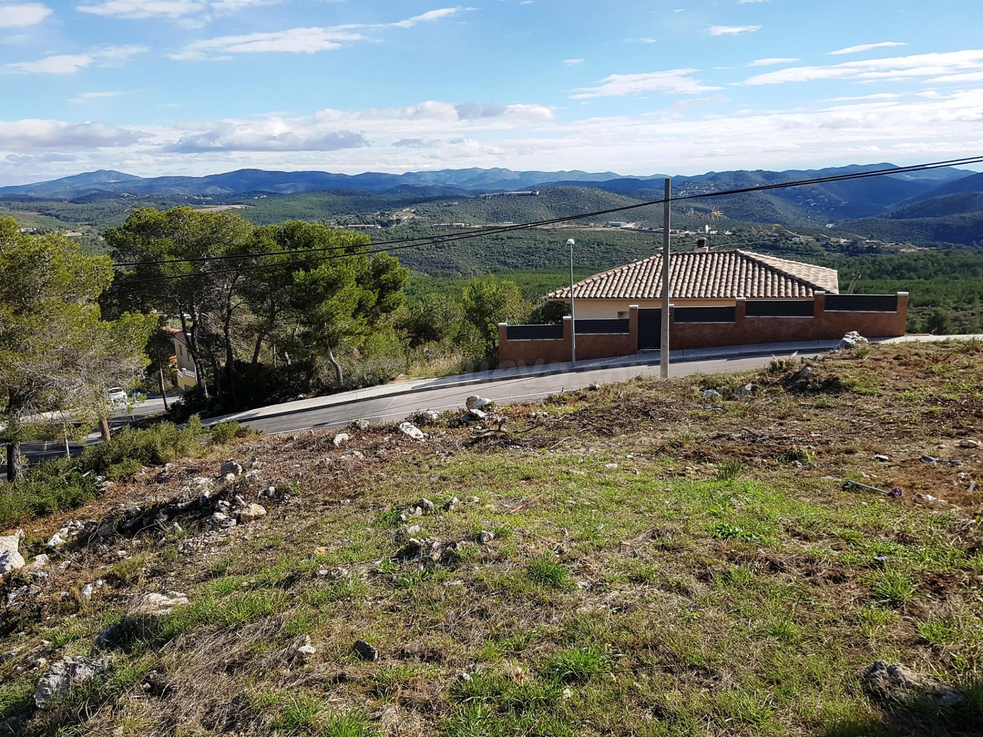 Terreno en Canyelles en esquina,  soleado y con vistas panorámicas.