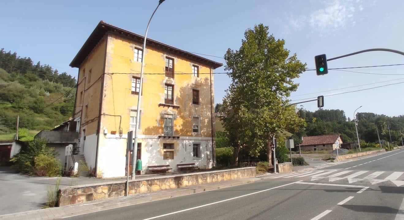 Venta de vivienda en planta primera y local en  planta baja unido a edificio de dos alturas en Gordexola