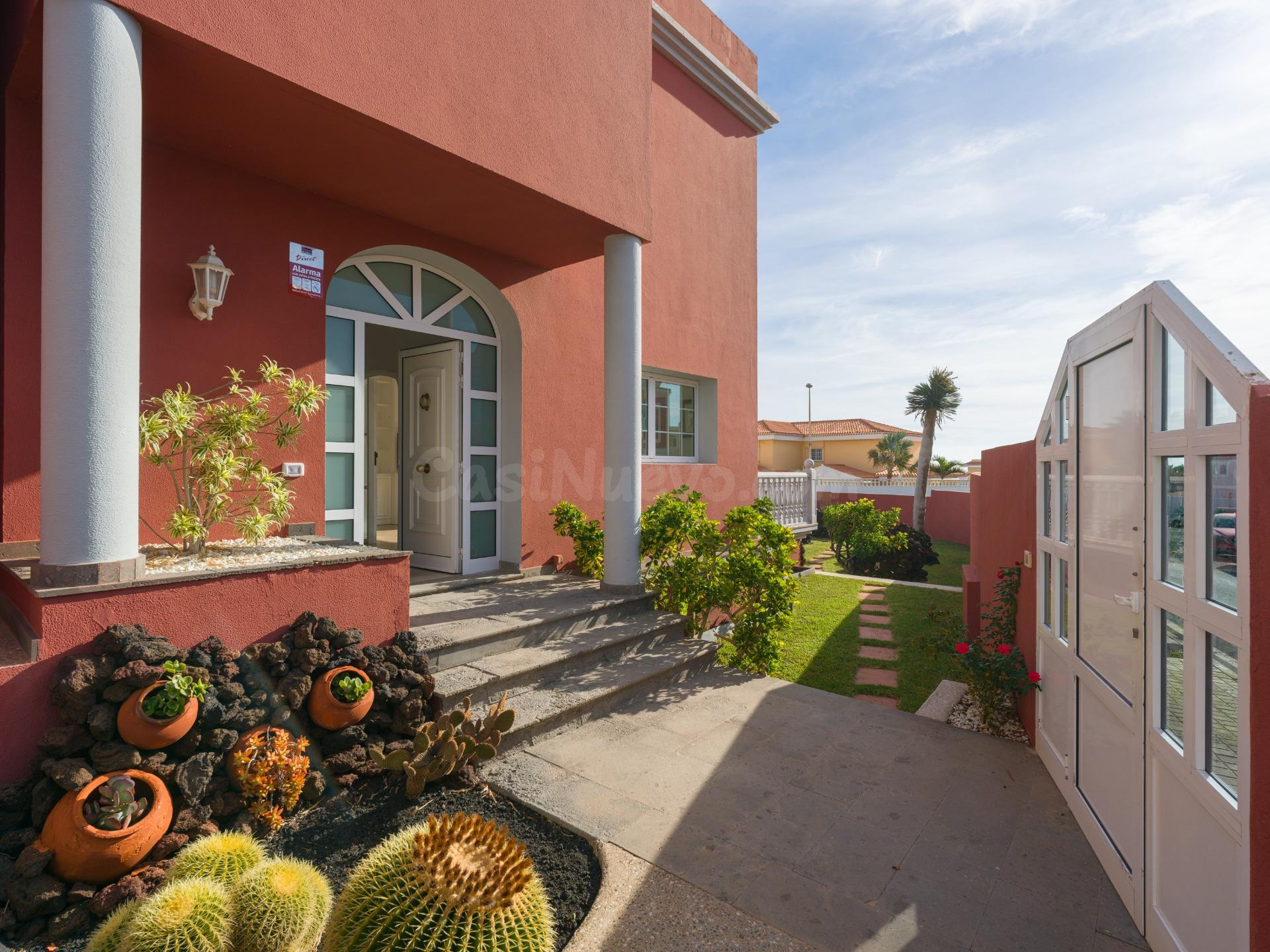 Chalet independiente con jardín y piscina privada en La Garita precio negociable