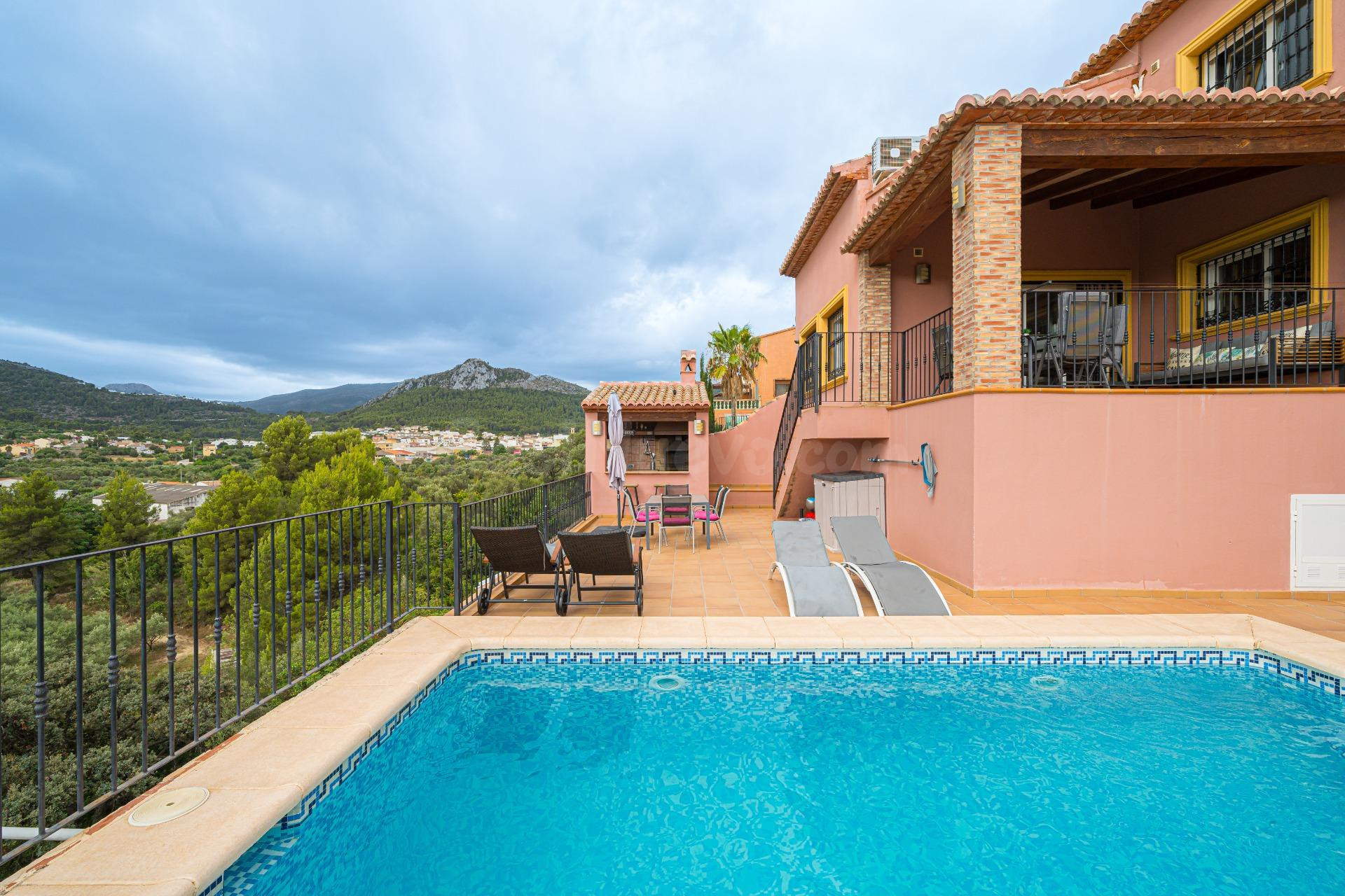 Villa  de 5 dormitorios en venta en Orba, Costa Blanca.