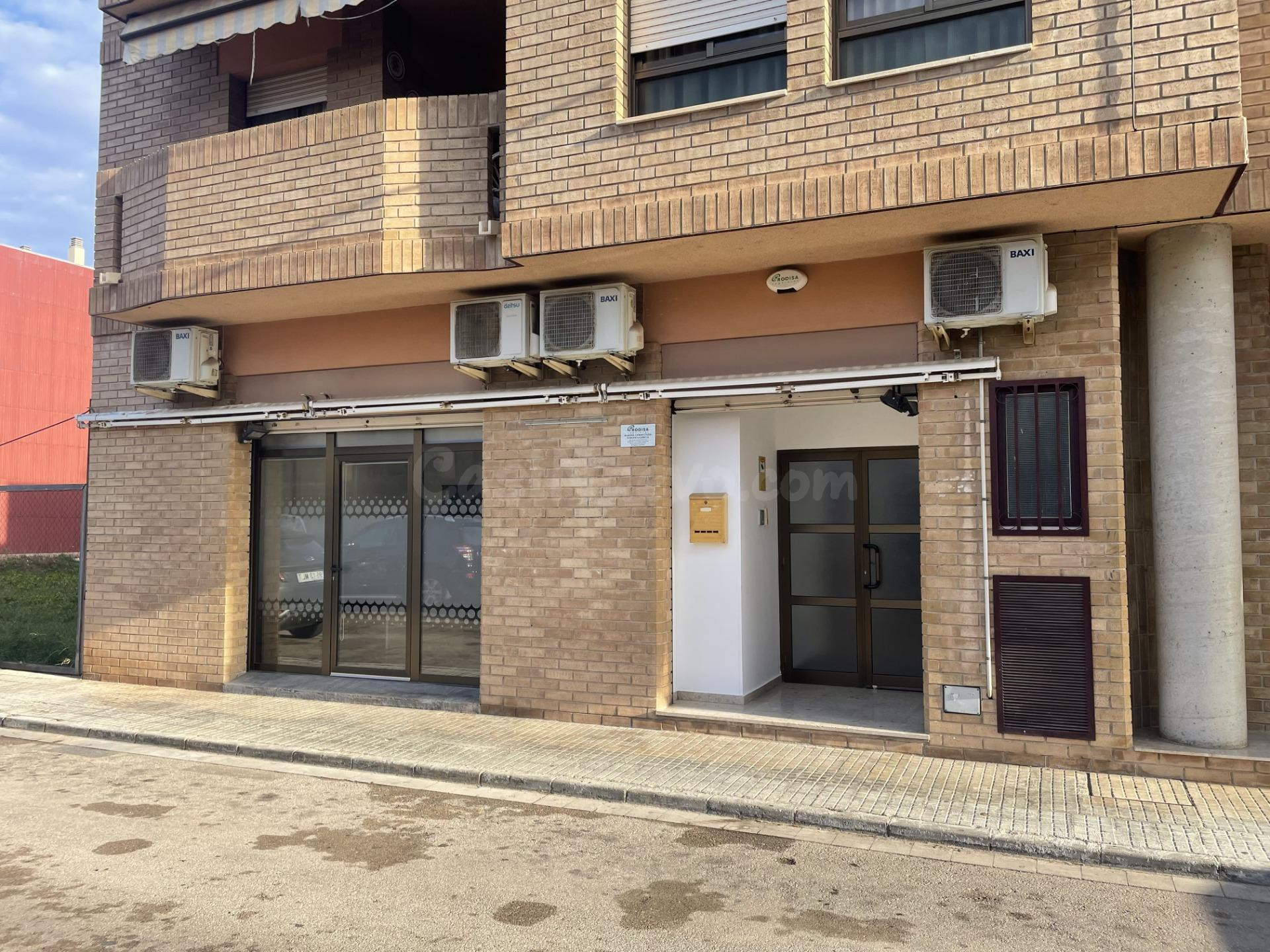 LOCAL COMERCIAL A ROQUETES DE 195m2