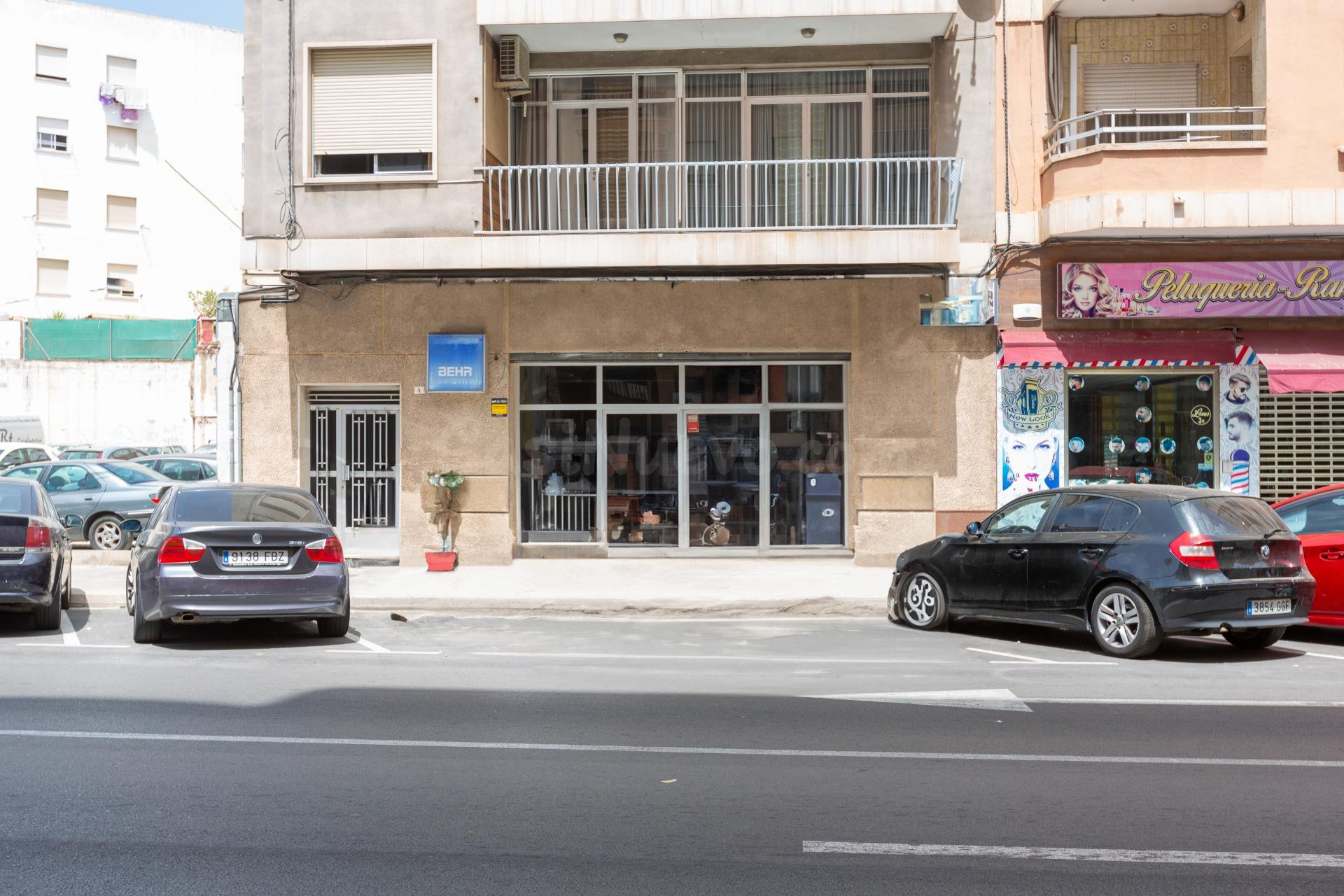 Oportunidad en Gandia: Amplio Local Comercial en Venta
