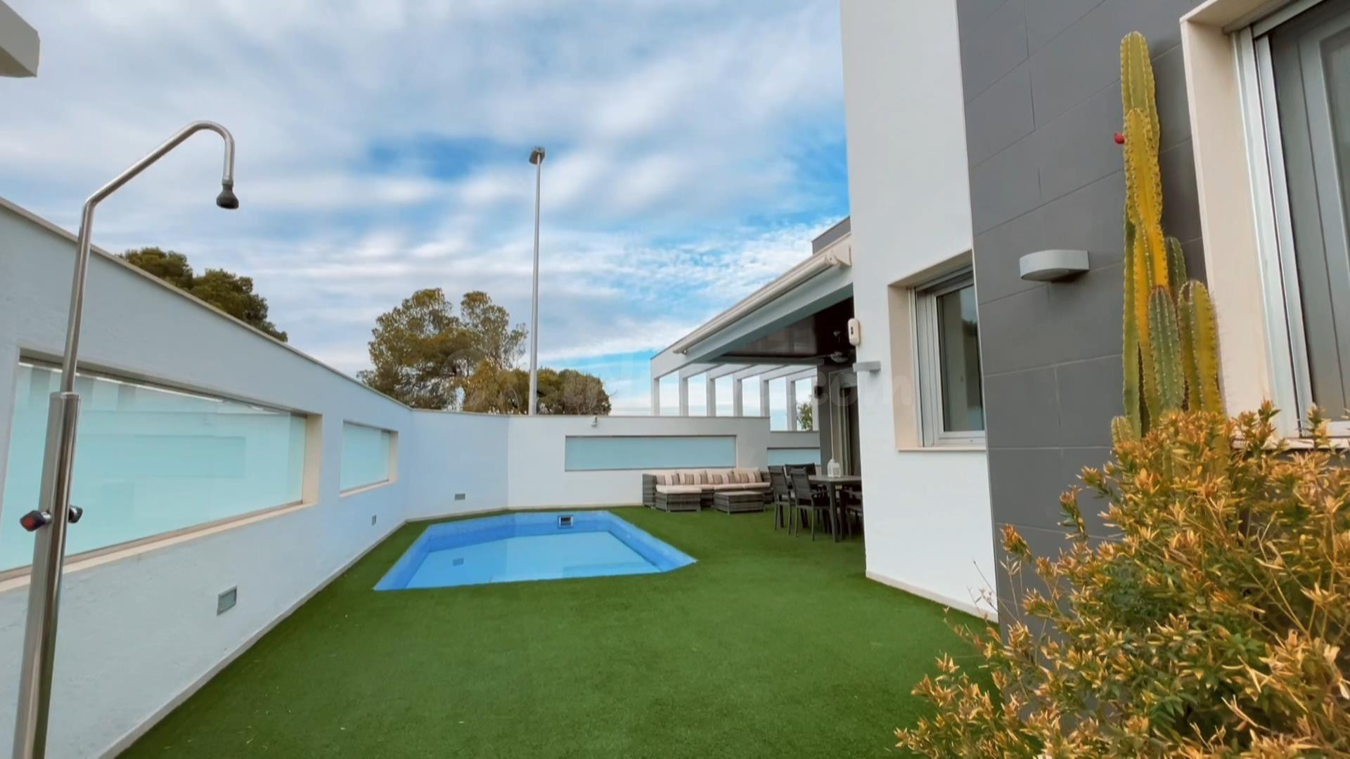 VILLA INDEPENDIENTE DE DOS PLANTAS CON SOLÁRIUM Y PISCINA PRIVADA.