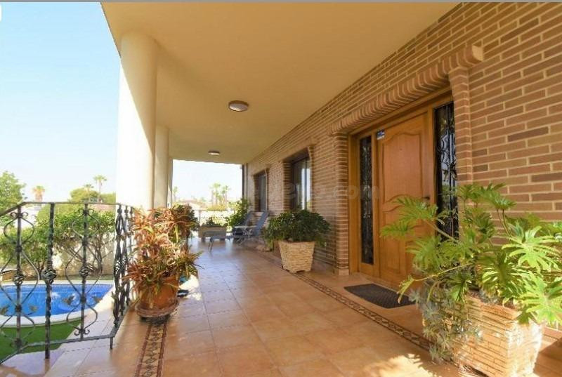 Villa de Lujo independiente, 5 dormitorios, 4 baños, piscina, jardines, gran parcela, en Ciudad Quesada!!!