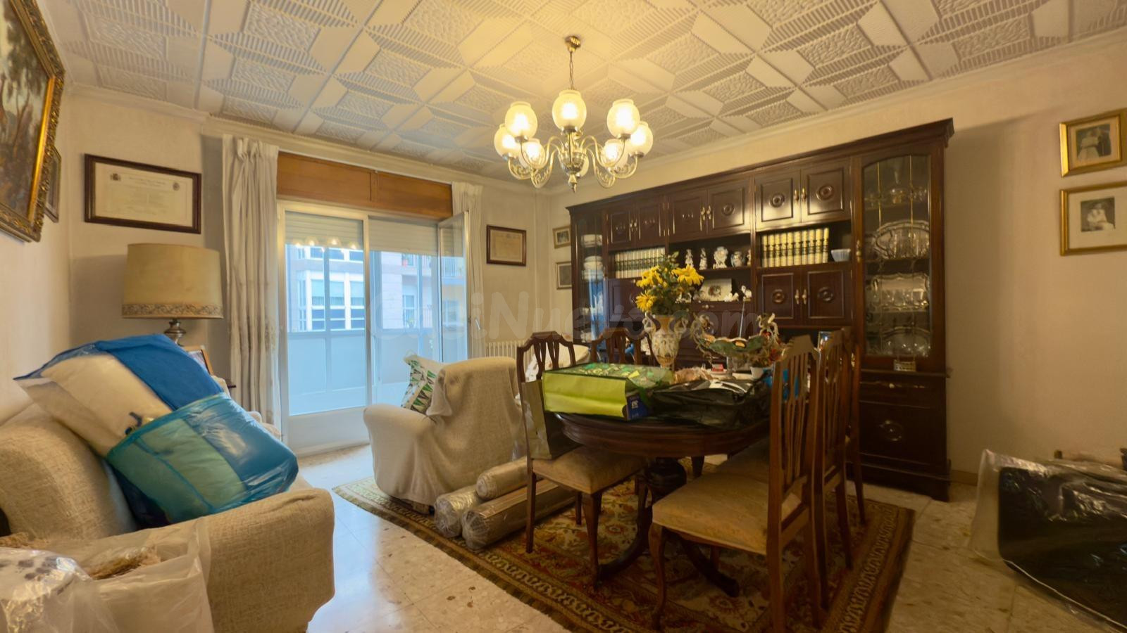 ¡Tu nuevo hogar en este encantador piso en un edificio con carácter del año 1975 y 4 habitaciones!