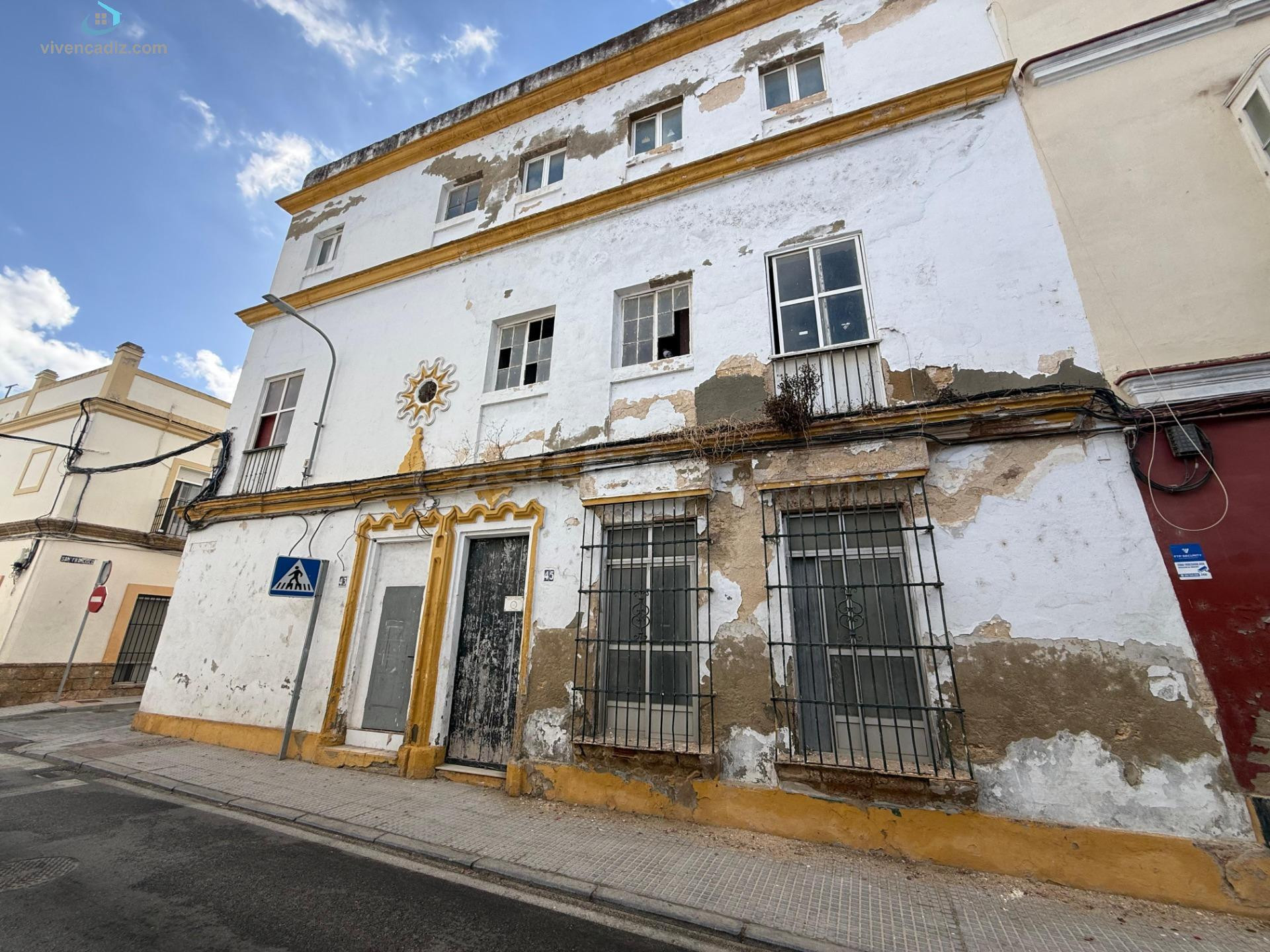Edificio en el Centro de Puerto Real: Oportunidad para Inversores
