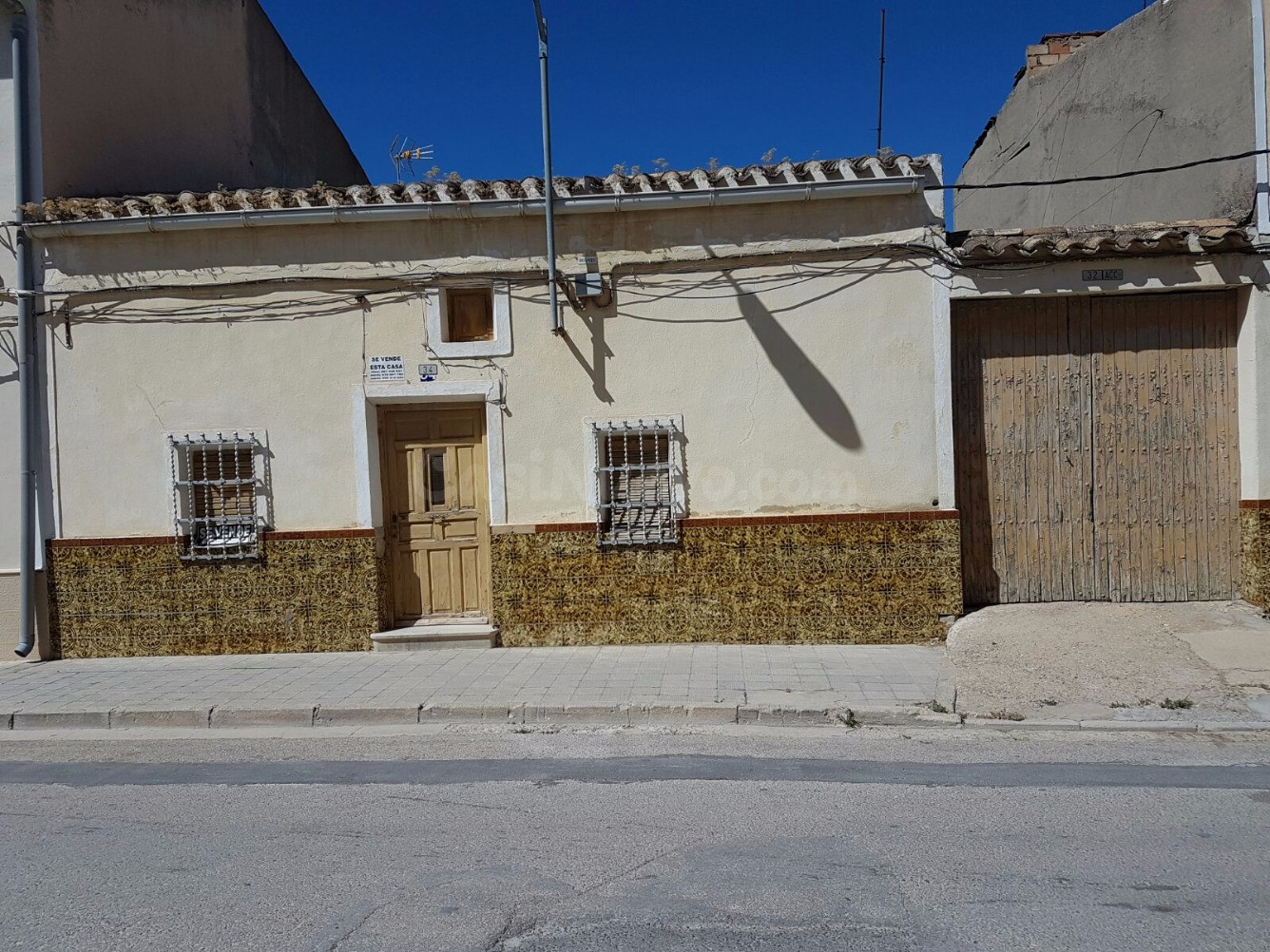 Casa en la Roda muy amplia para reformar y hacerla a su gusto.