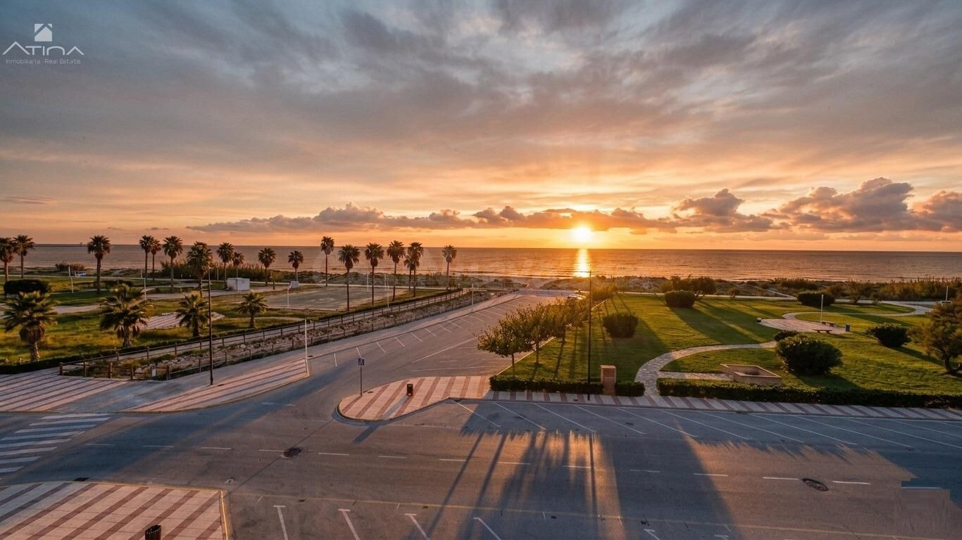 Apartamento con vistas abiertas al mar situado en primera línea playa Daimús