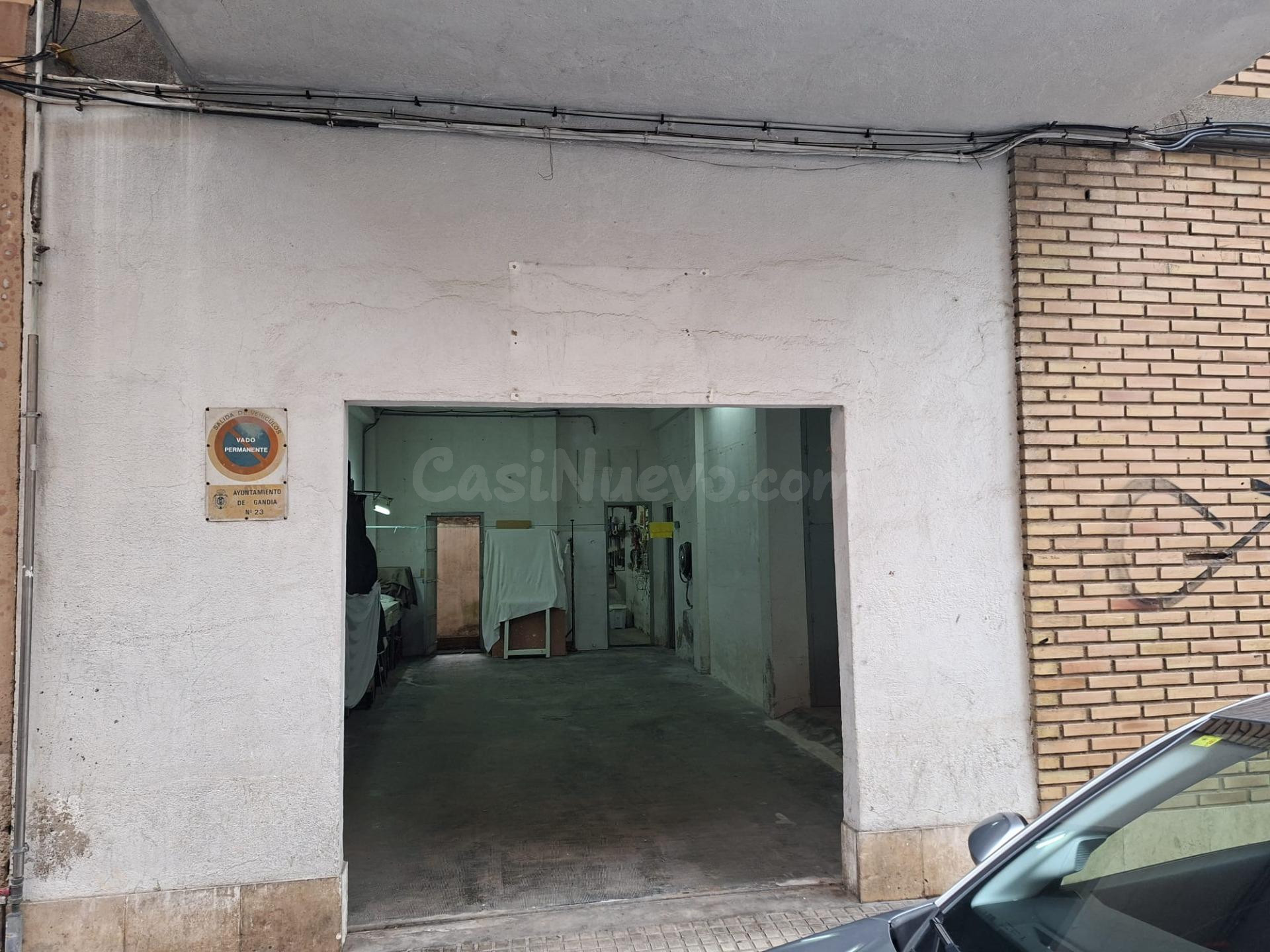 Local comercial situado en Gandia rodeado de colegios, zonas de paso parques....