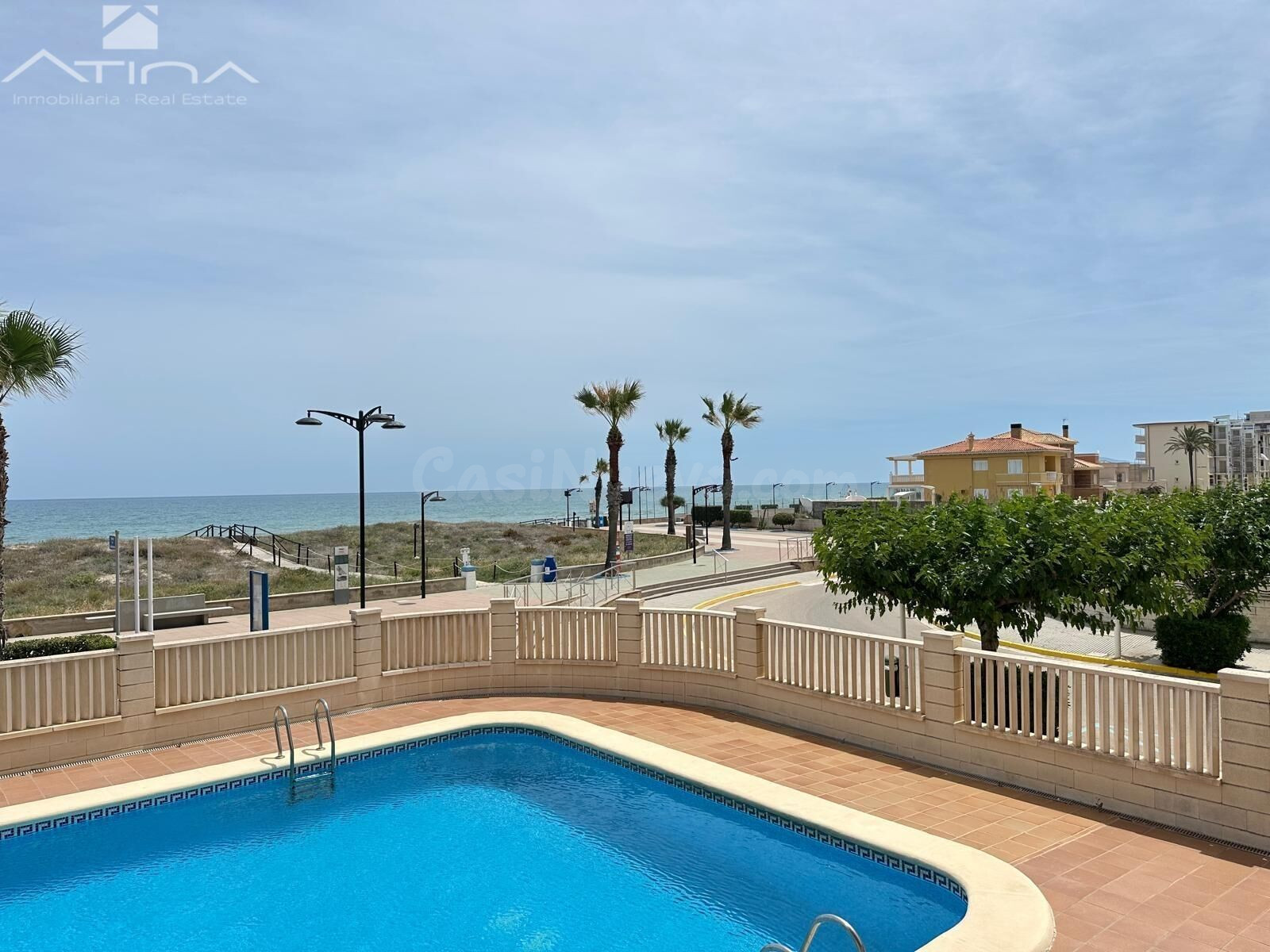 Apartamento con vistas abiertas al mar situado en primera línea de la playa de Guardamar