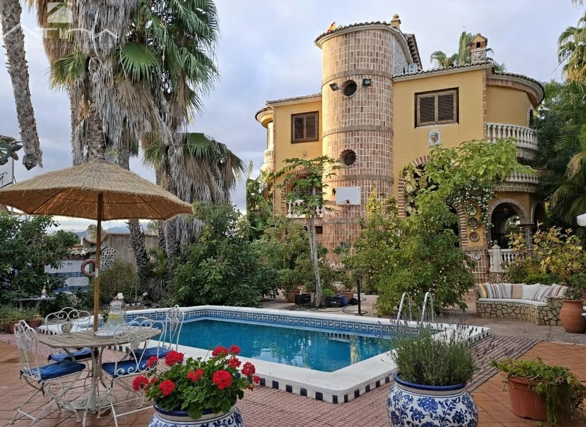 Elegante chalet estilo mediterraneo situado a tan solo 800 metros de la playa de Gandía