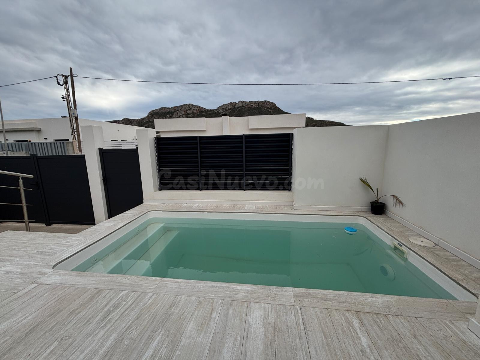 Chalet independiente a estrenar con piscina privada y jardín en Calabardina