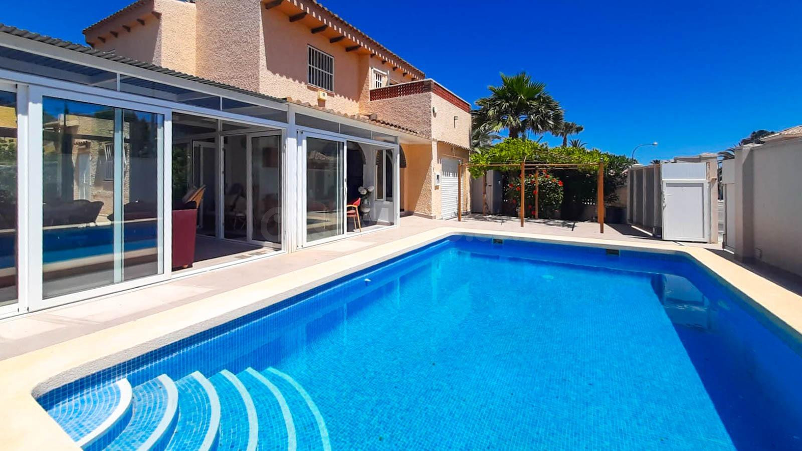 Cuidado chalet en Playa Honda, con piscina y garaje - foto 2