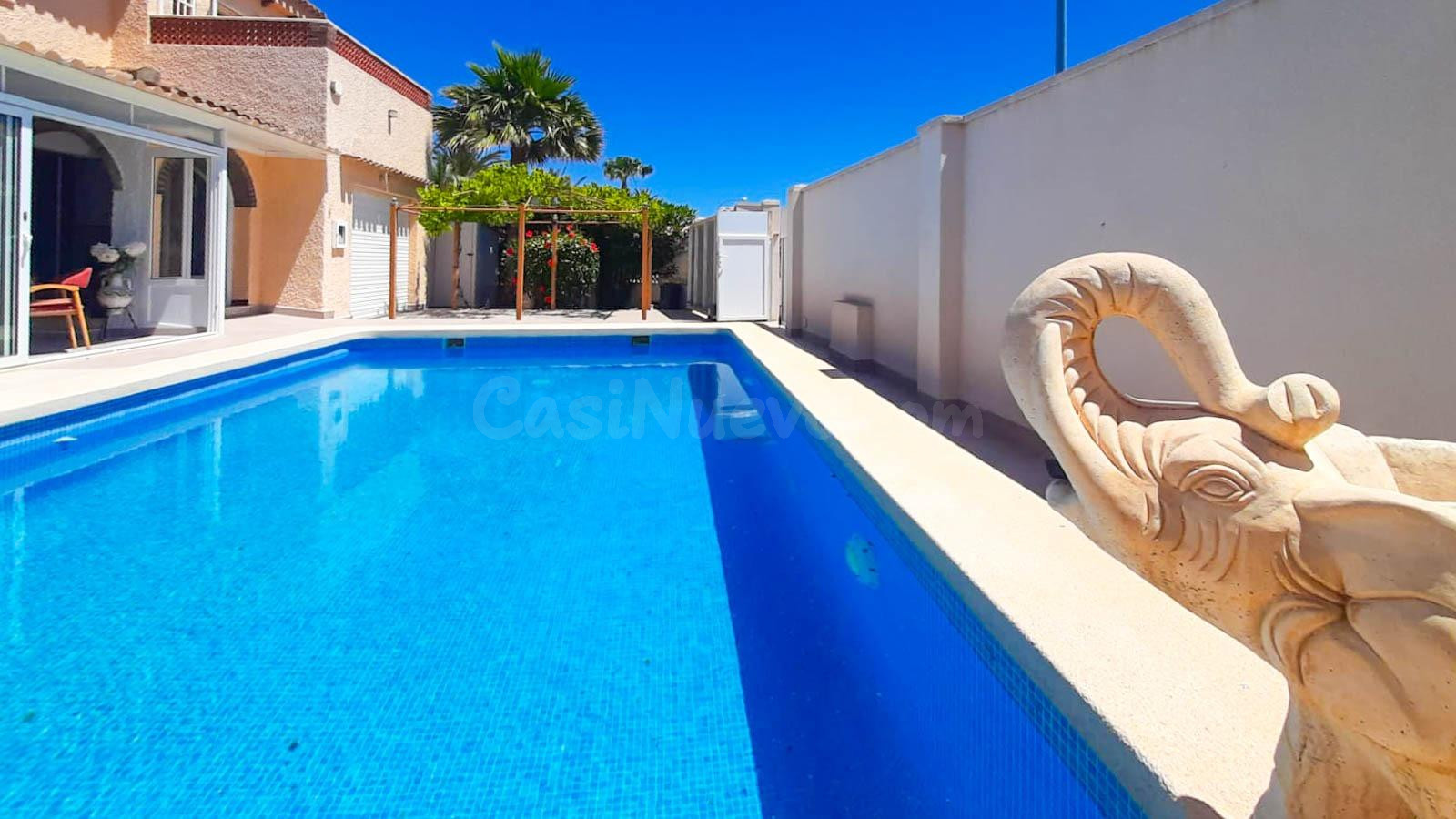 Cuidado chalet en Playa Honda, con piscina y garaje - foto 3