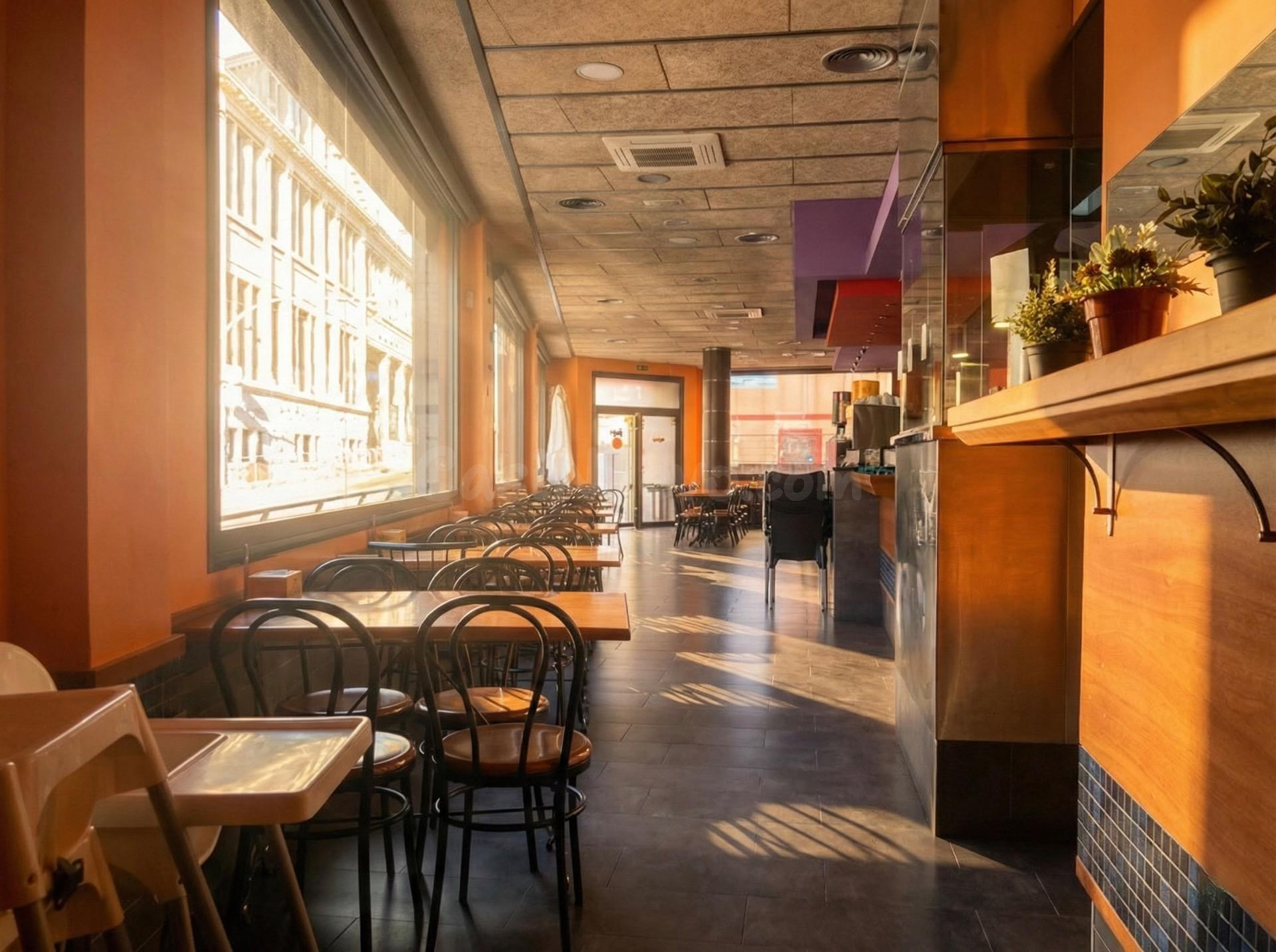 LOCAL COMERCIAL EN VENTA EN ZONA MUY AFLUENTE DE CALELLA – LICENCIA DE BAR‑CAFETERÍA‑CHURRERÍA, TOTALMENTE EQUIPADO Y EN PLENO FUNCIONAMIENTO