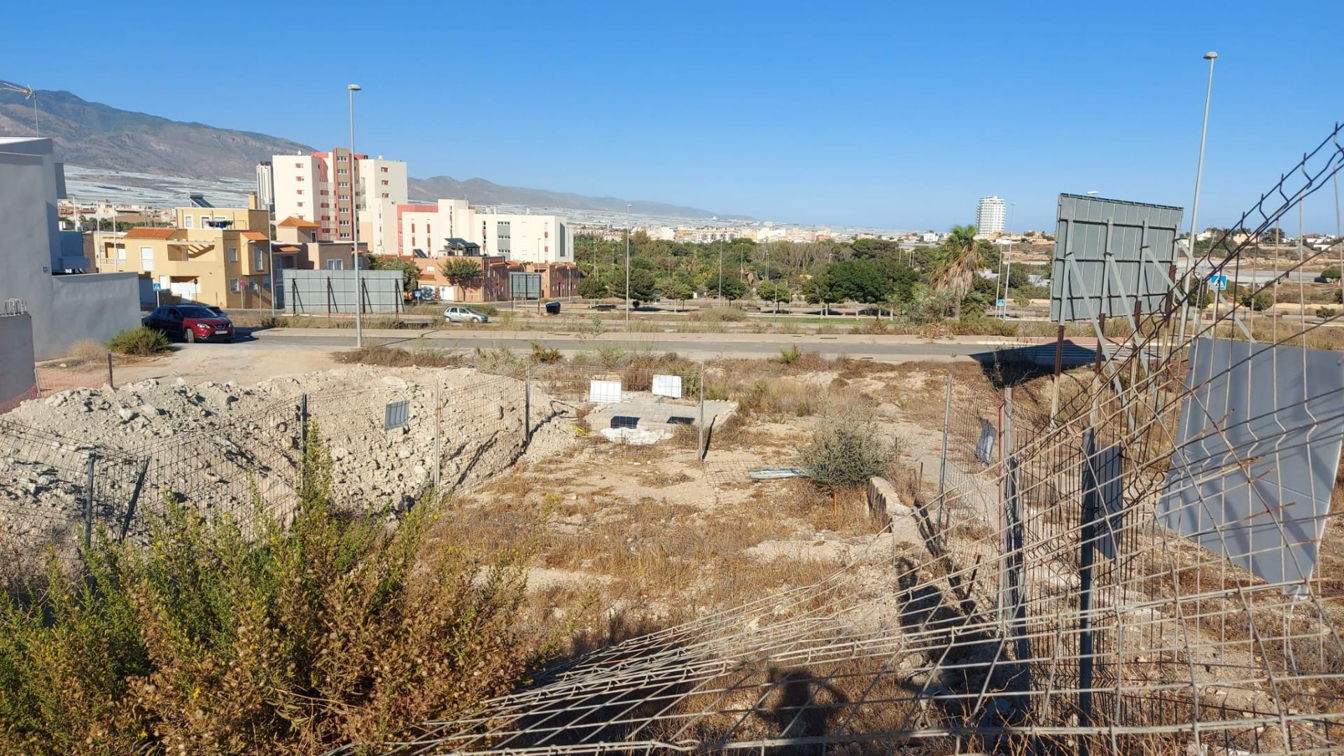 Solar en venta en La Loma para duplex con sotano