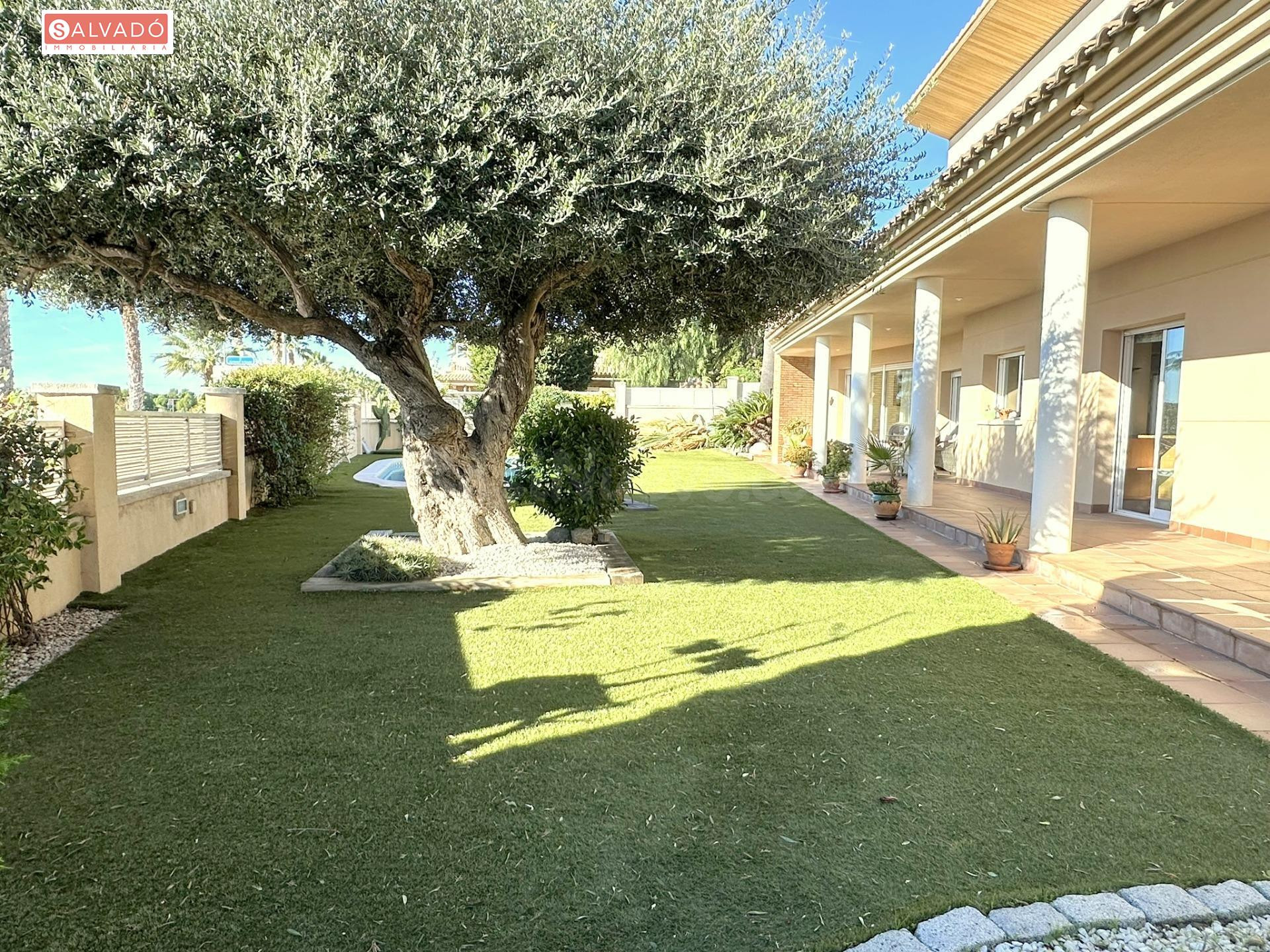 ¡CHALET ESQUINERO CON PISCINA PRIVADA Y VISTAS AL MAR EN EL  - foto 2