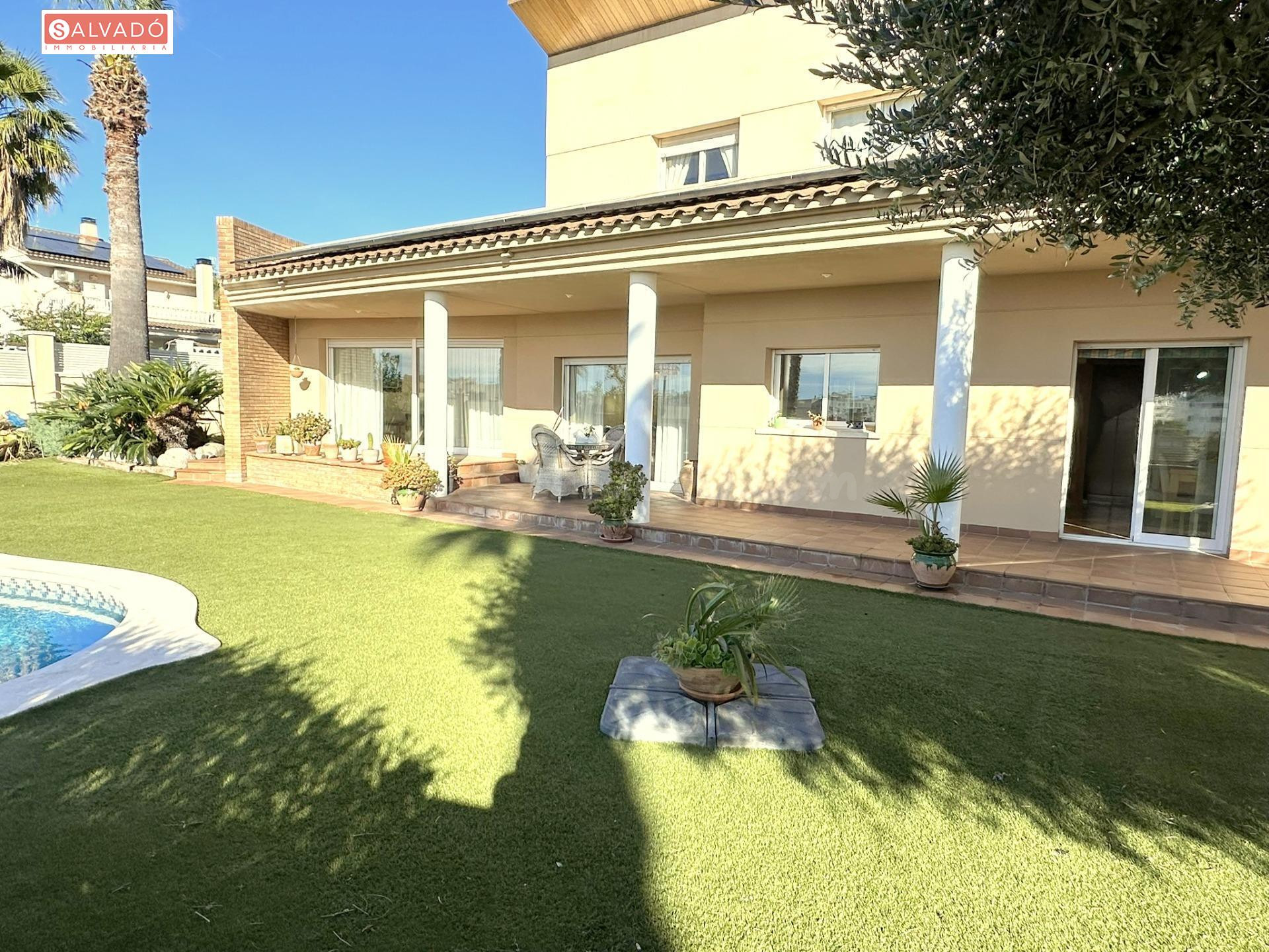 ¡CHALET ESQUINERO CON PISCINA PRIVADA Y VISTAS AL MAR EN EL  - foto 5
