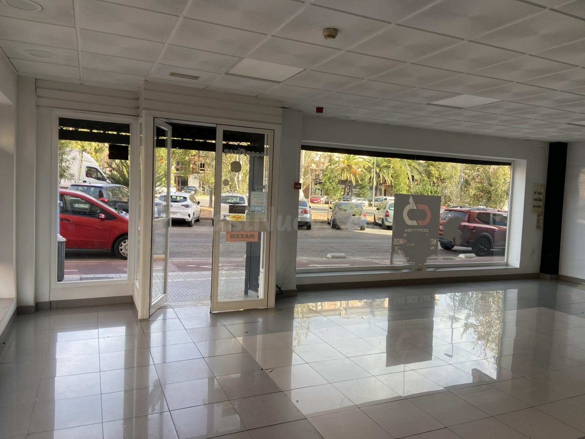 Local Comercial en Avenida de Carlos III. Haciendo Esquina
