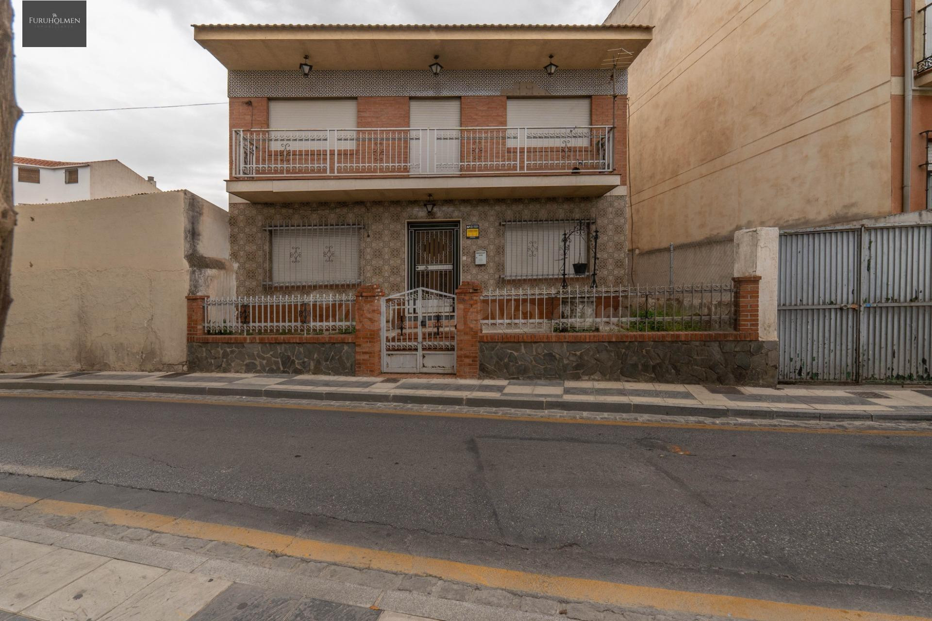 SE VENDE CASA CON UNA PARCELA DE 518 m2 (EN EL CENTRO DE LOS OGÍJARES).