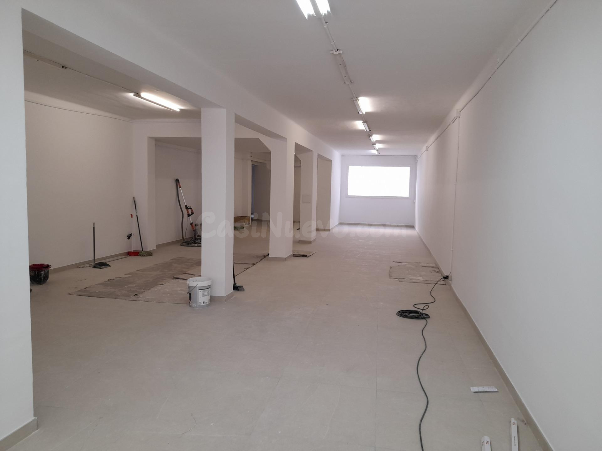 Gran local comercial de 275m2 con patio en la Eixample