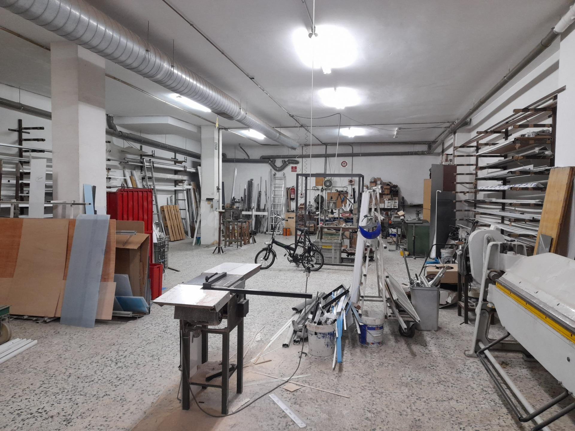 Gran local comercial de 346m2 construidos en el Escorxador - Mataró