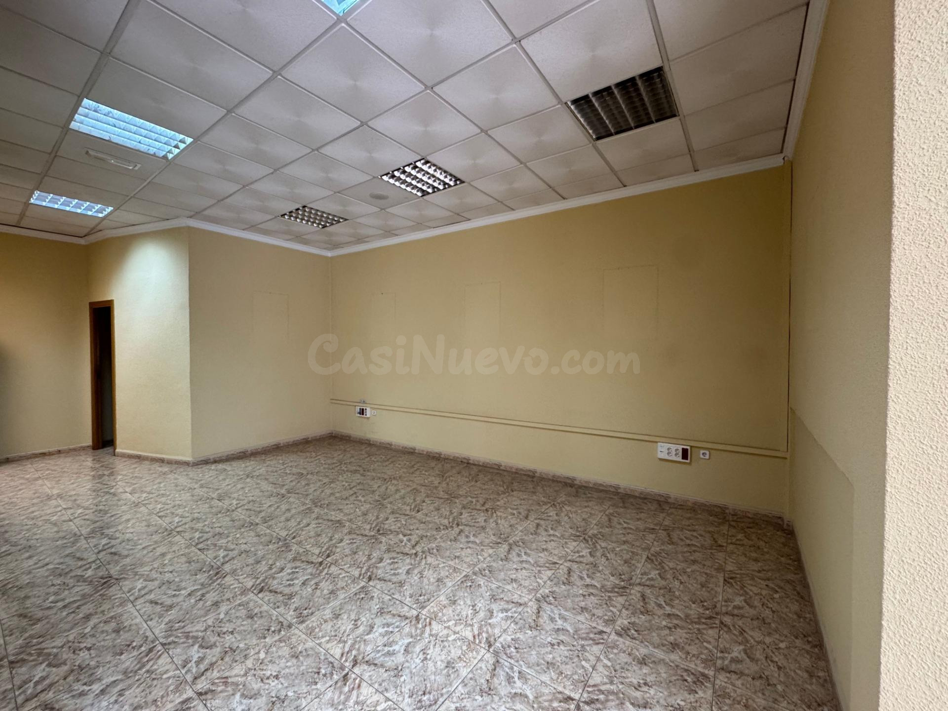 Local de 180 m2 en Barrio Peral.