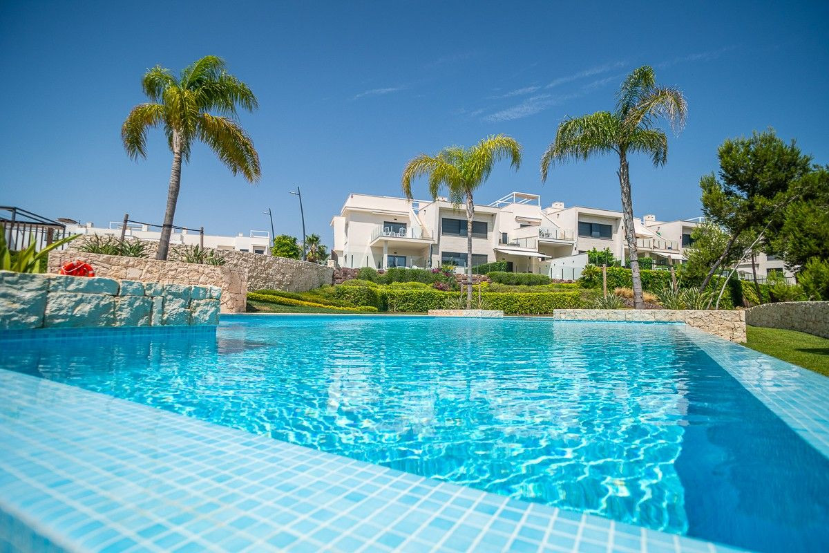 lujoso apartamento en planta baja con preciosos acabados, ubicado en la exclusiva urbanización Golf